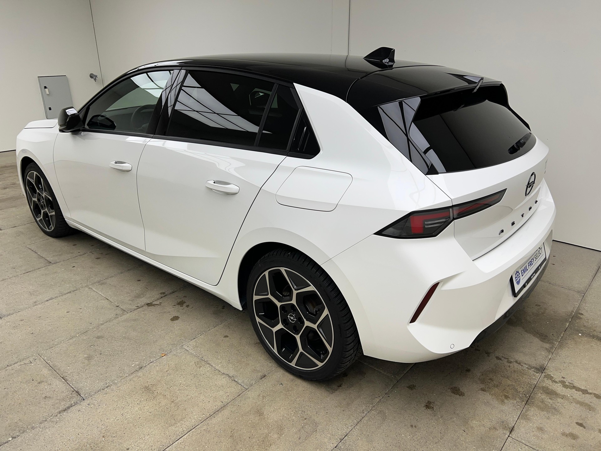 OPEL Astra 1.6 T PHEV 180 Swiss Plus / ab 3,99% Leasing bei Abschluss einer Protect Autoversicherung-showroom-element-3