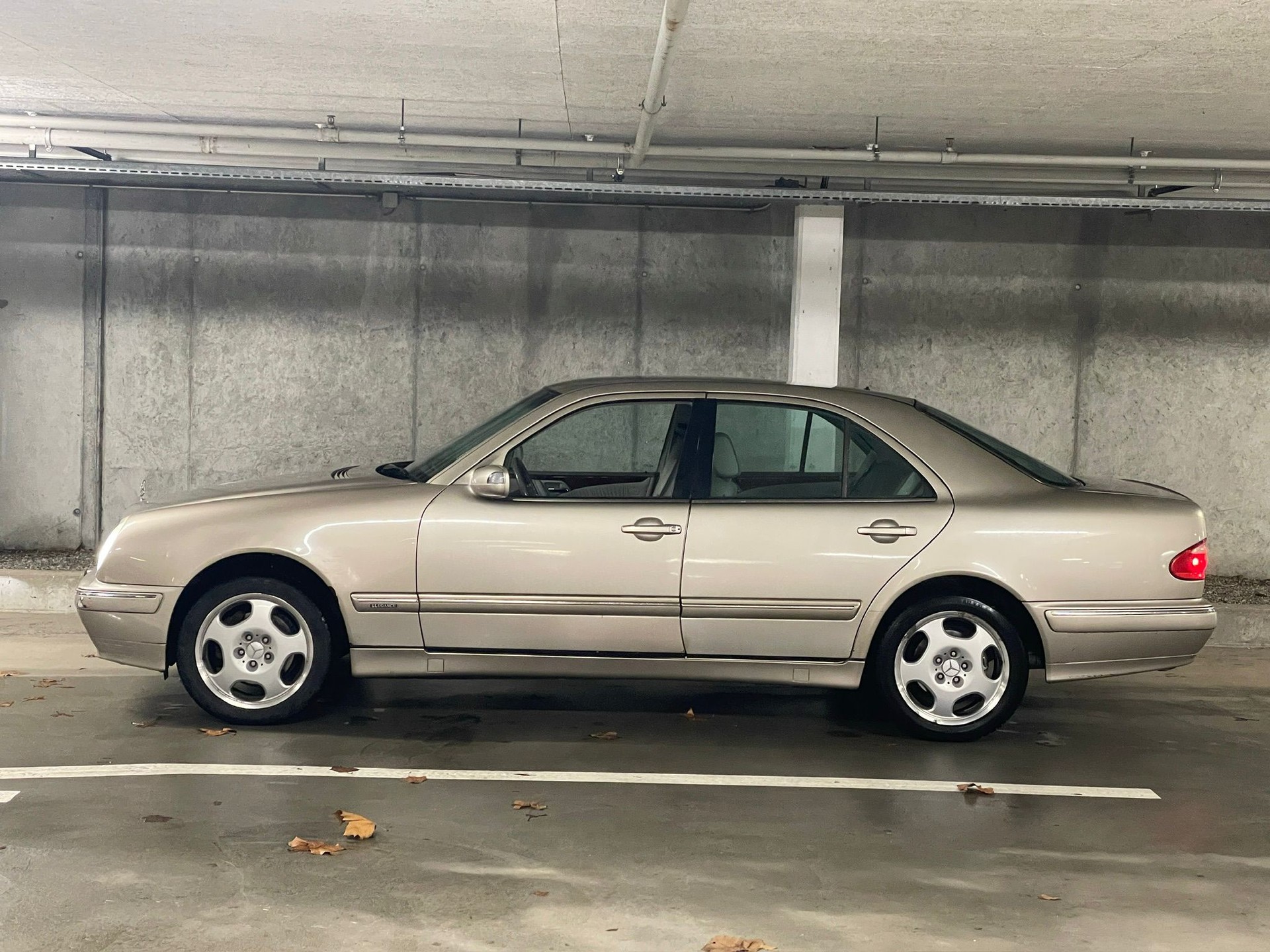 MERCEDES-BENZ E 320 Elégance 4-Matic Automatic-showroom-element-1