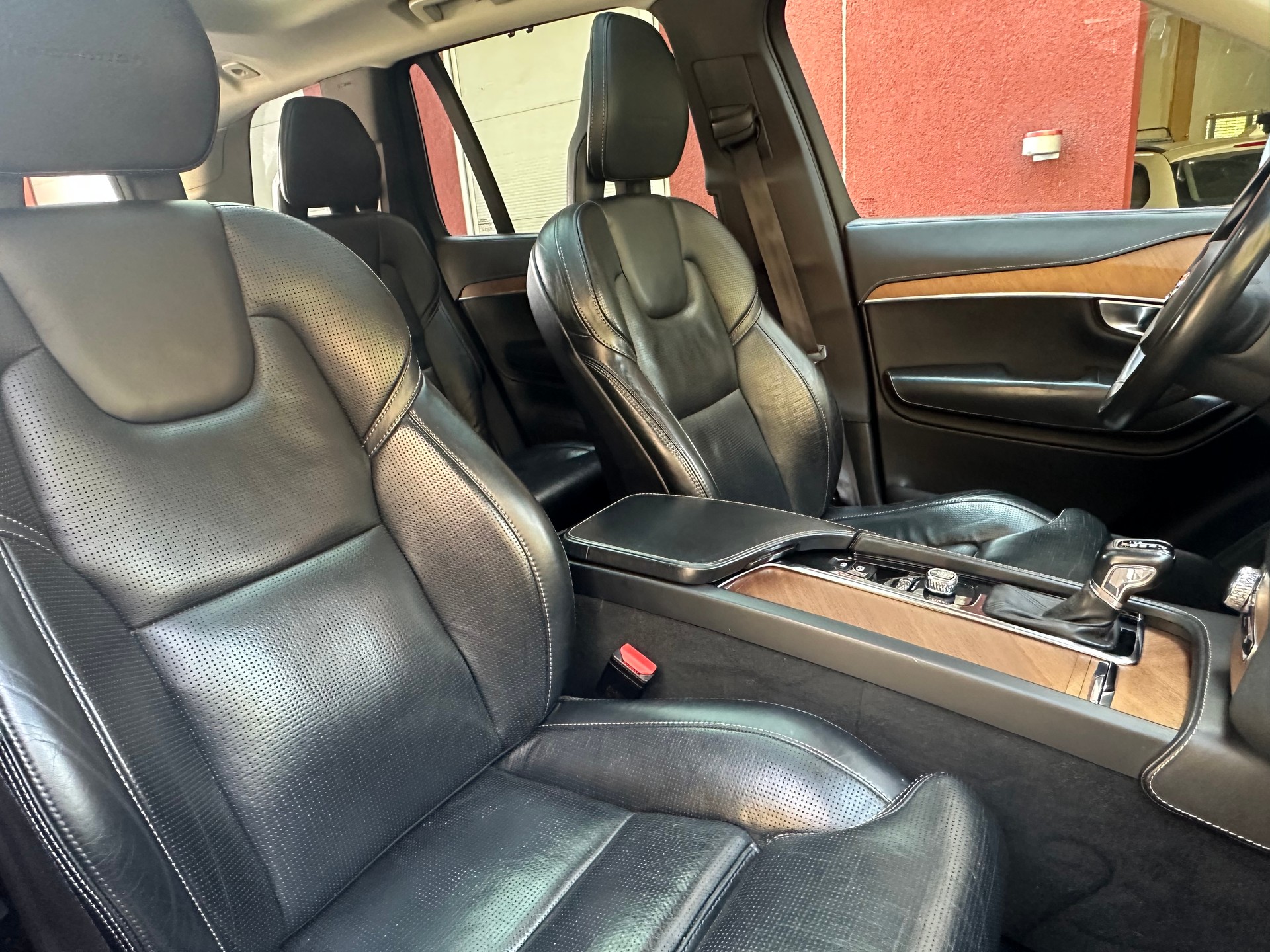 VOLVO XC90-image-16