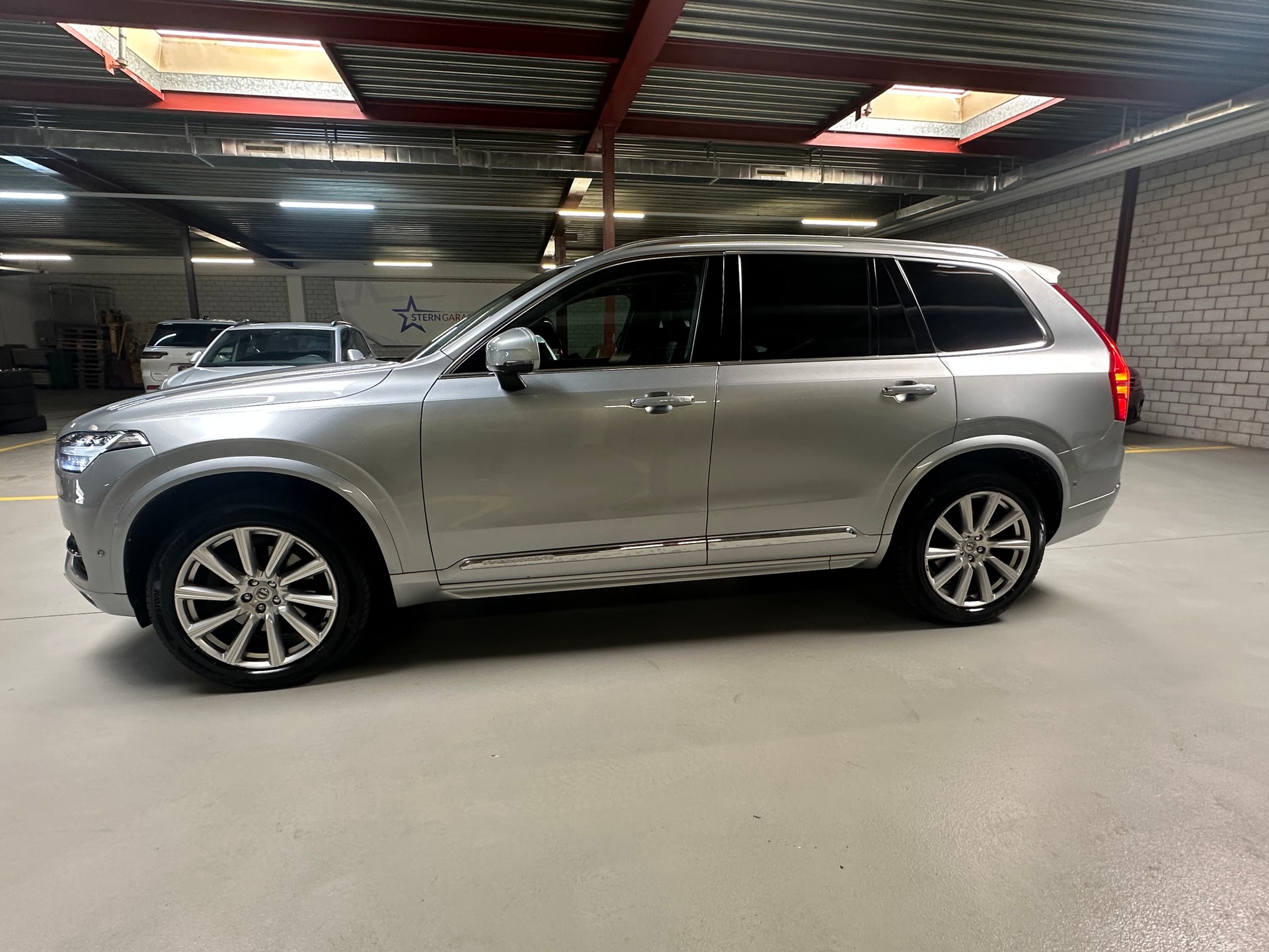VOLVO XC90-showroom-element-1