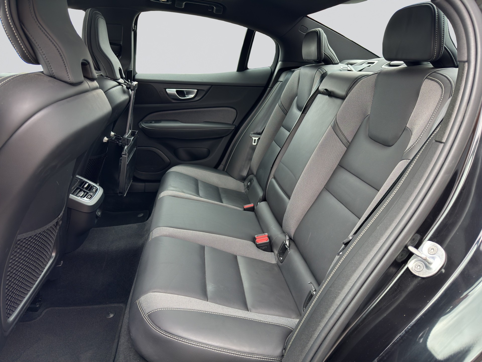 VOLVO S60 B5 AWD Benzin Mild Hybrid Ultimate Dark Geartronic-image-7
