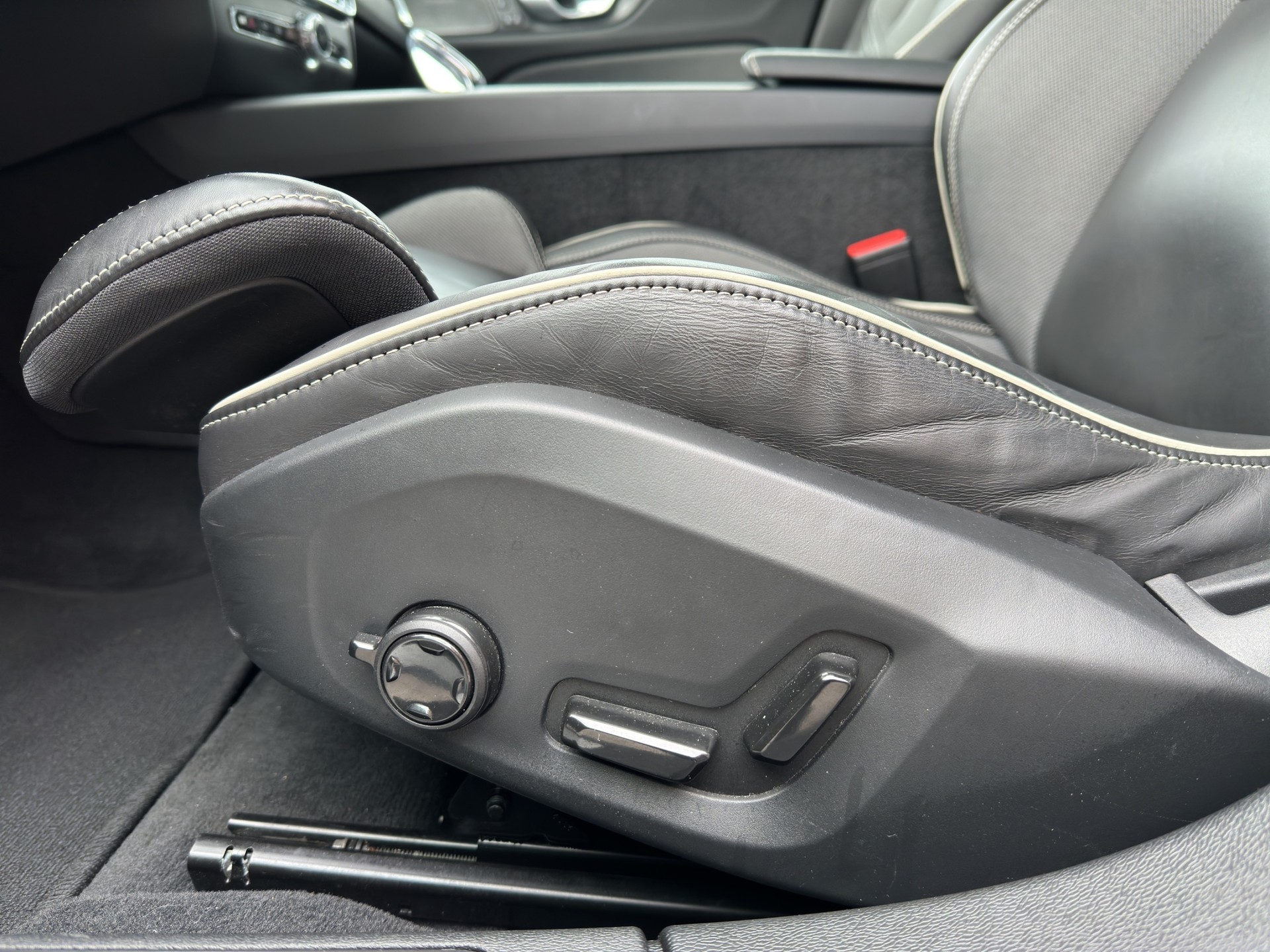 VOLVO S60 B5 AWD Benzin Mild Hybrid Ultimate Dark Geartronic-image-9