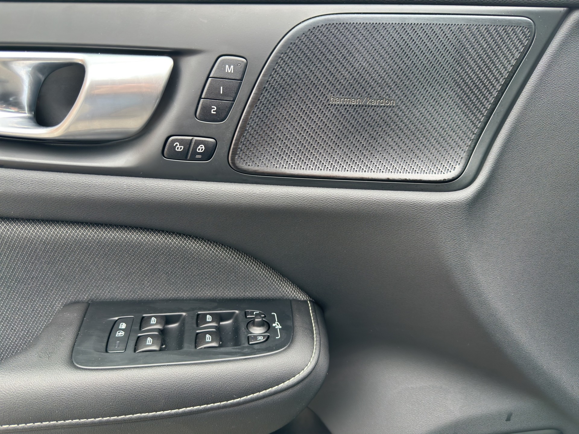VOLVO S60 B5 AWD Benzin Mild Hybrid Ultimate Dark Geartronic-image-8