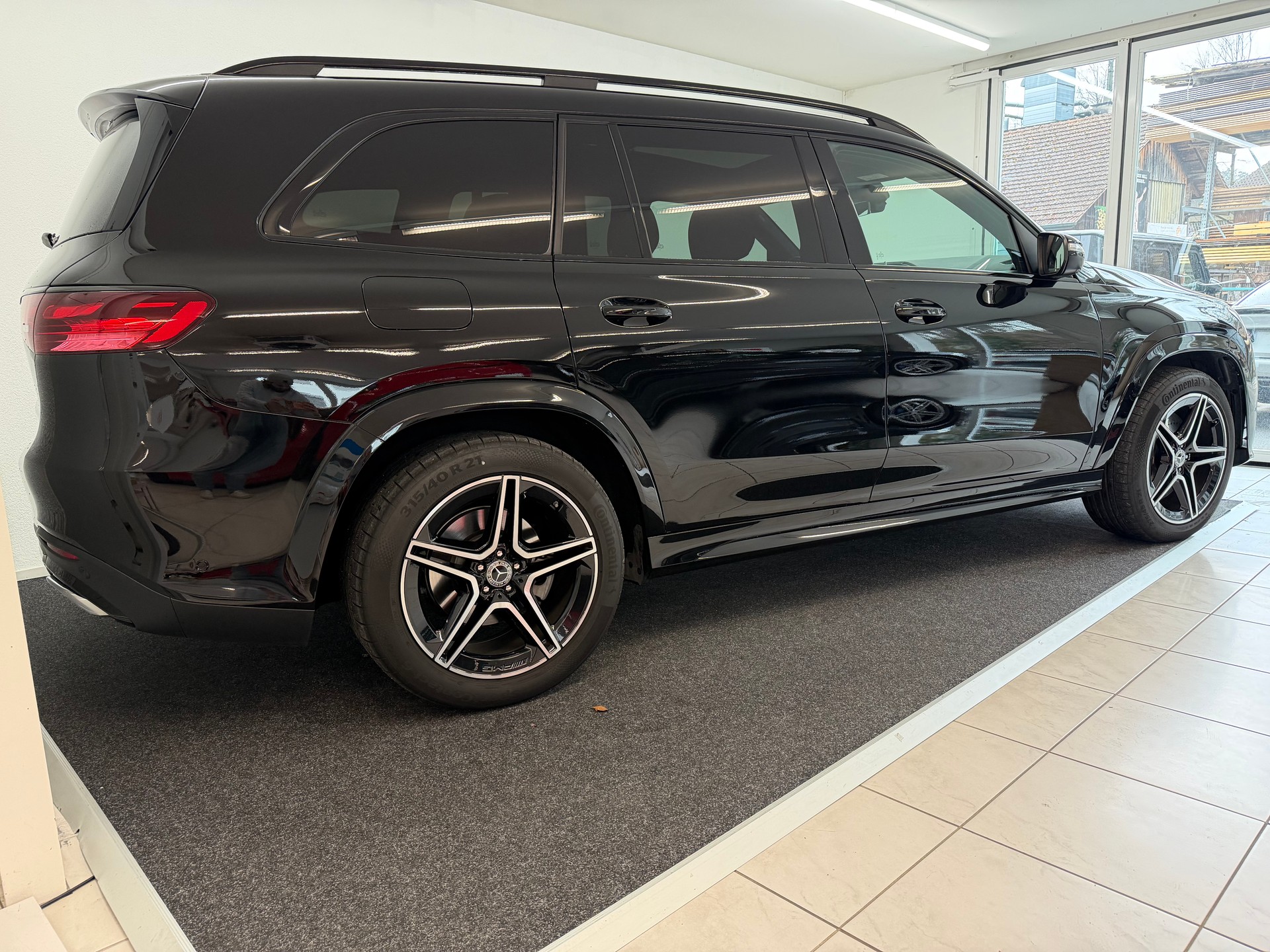 MERCEDES-BENZ GLS 450 AMG Line 4matic-showroom-element-3