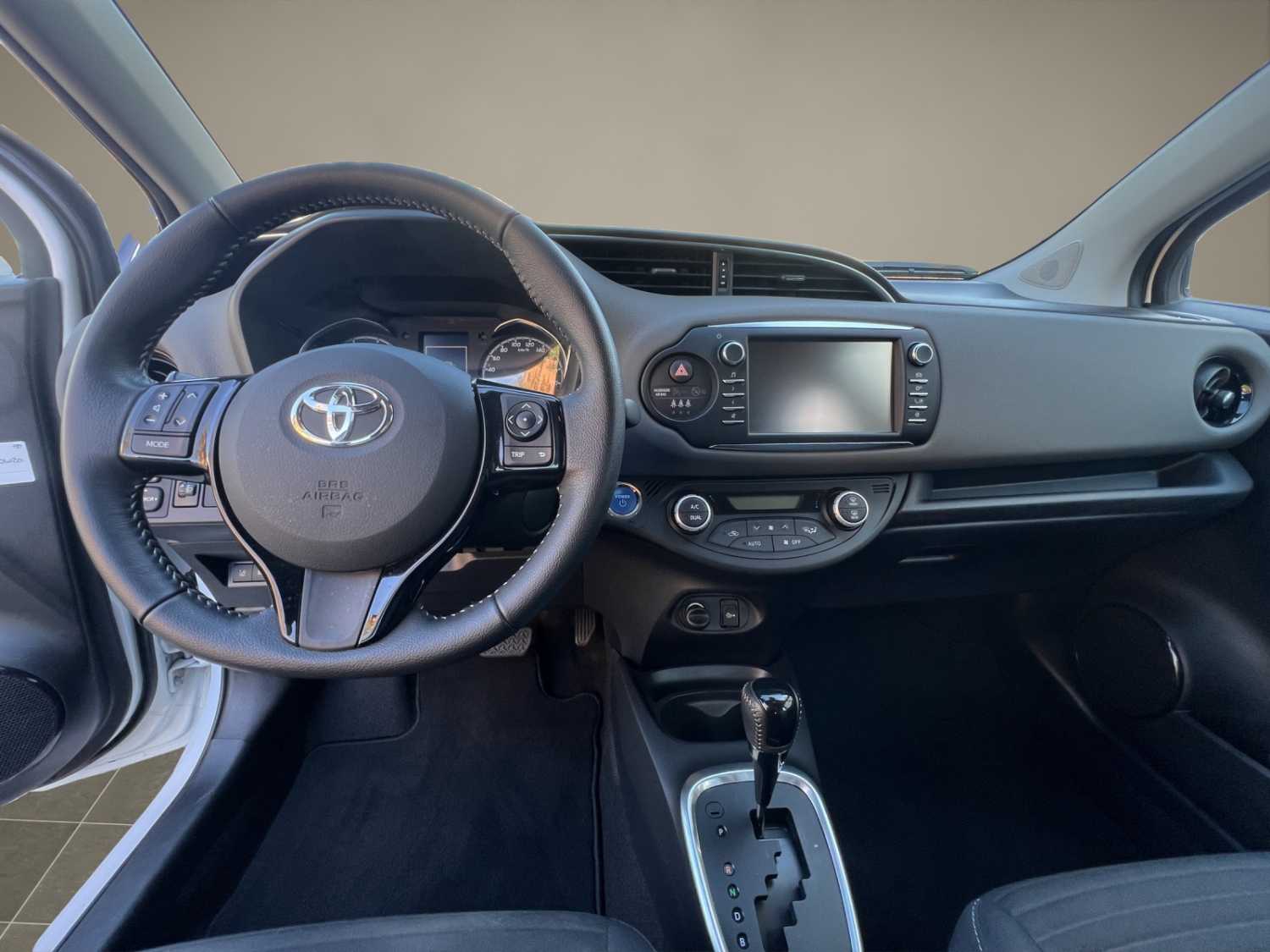 TOYOTA Yaris 1.5 VVT-i HSD Comfort-image-9