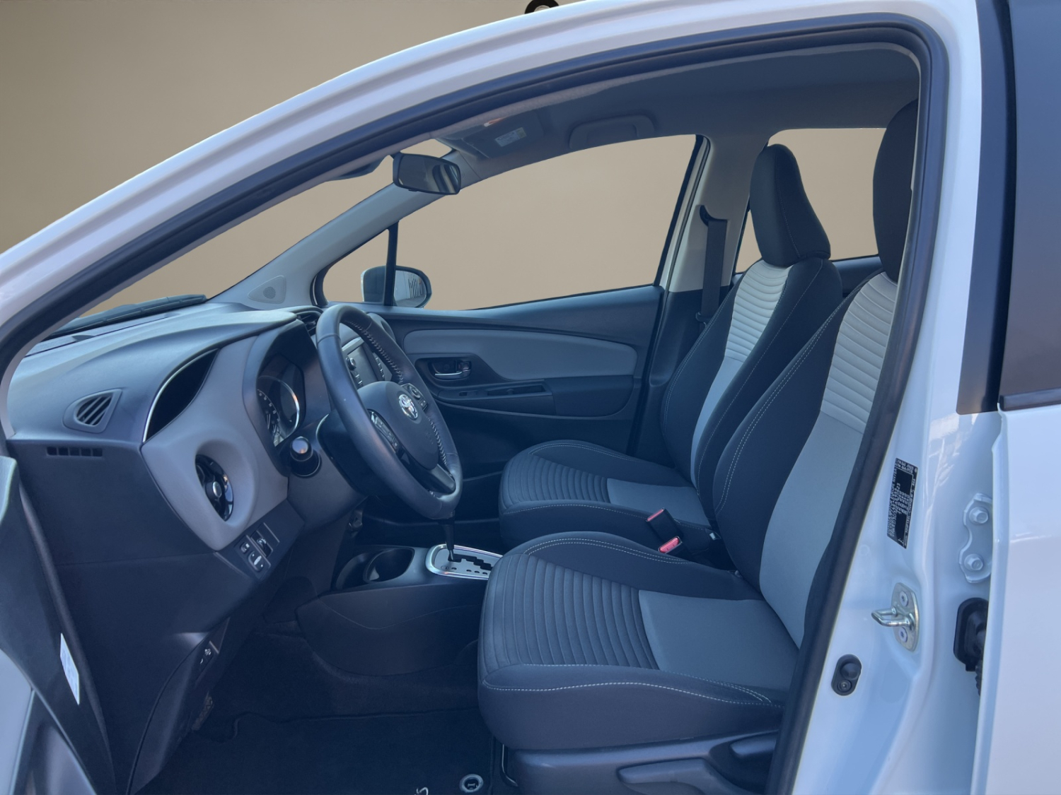 TOYOTA Yaris 1.5 VVT-i HSD Comfort-image-8