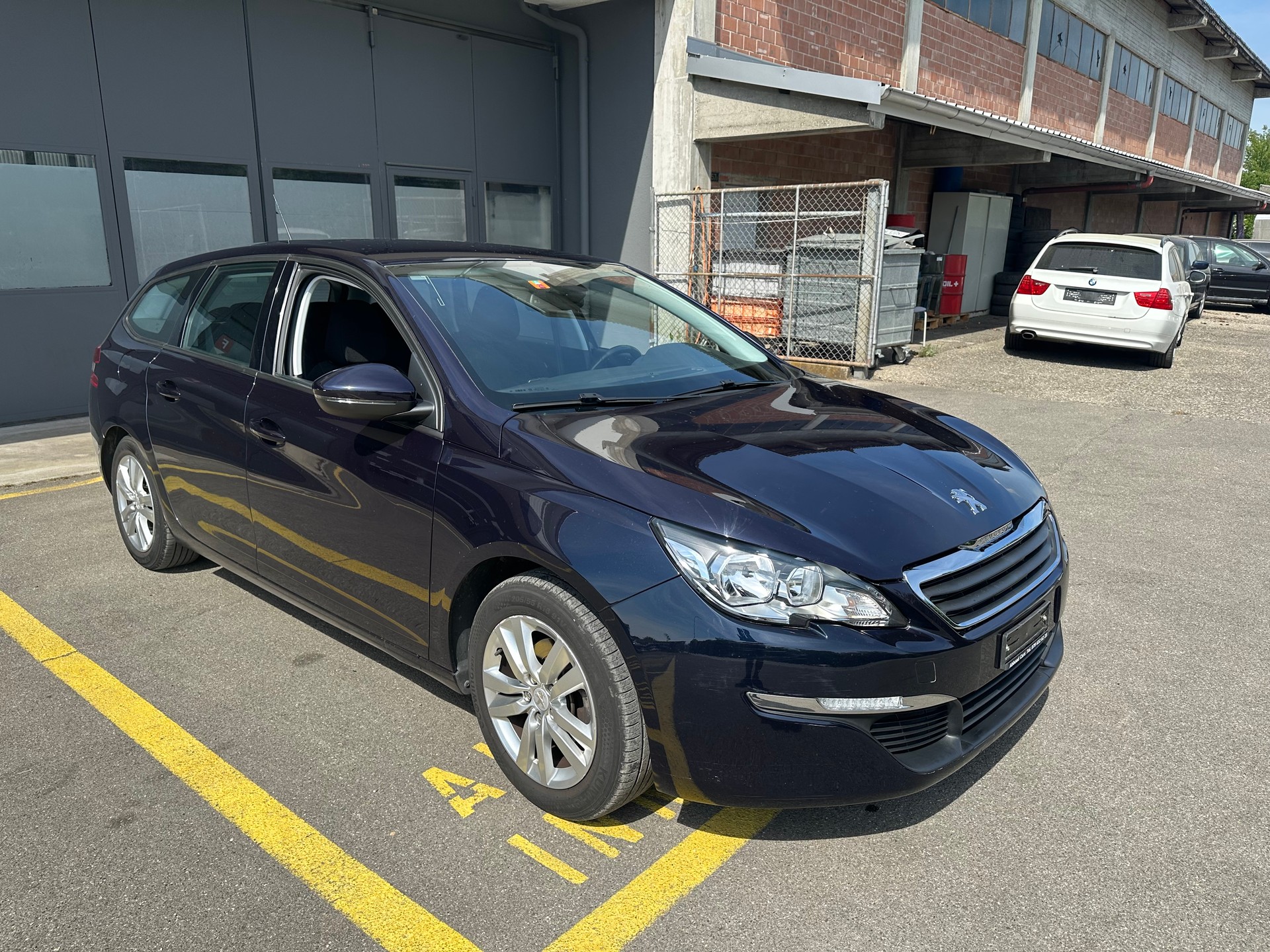 PEUGEOT 308 SW 1.2 THP Business Automatic-image-1