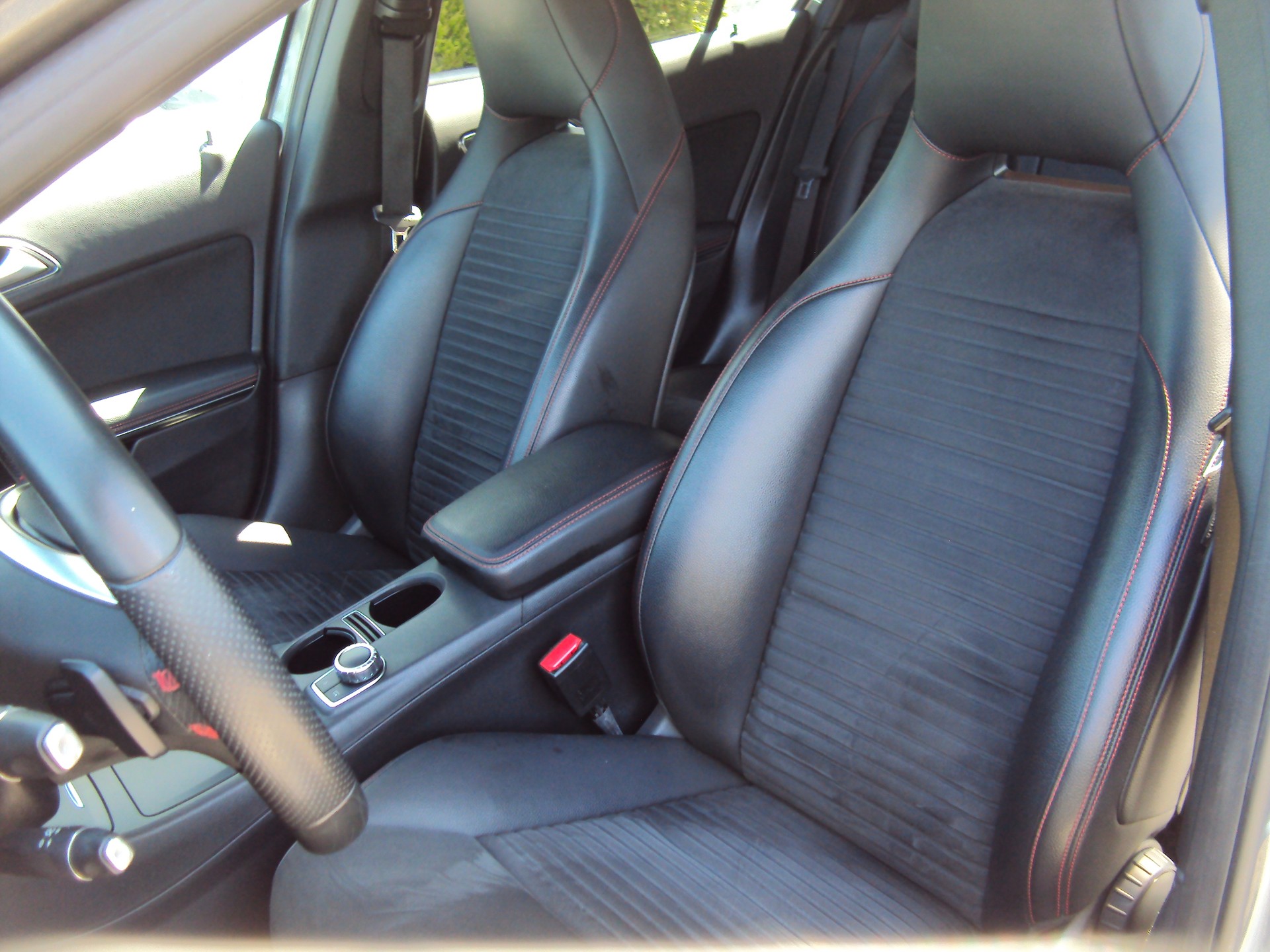 MERCEDES-BENZ GLA 250 AMG Line 4Matic 7G-DCT-image-13