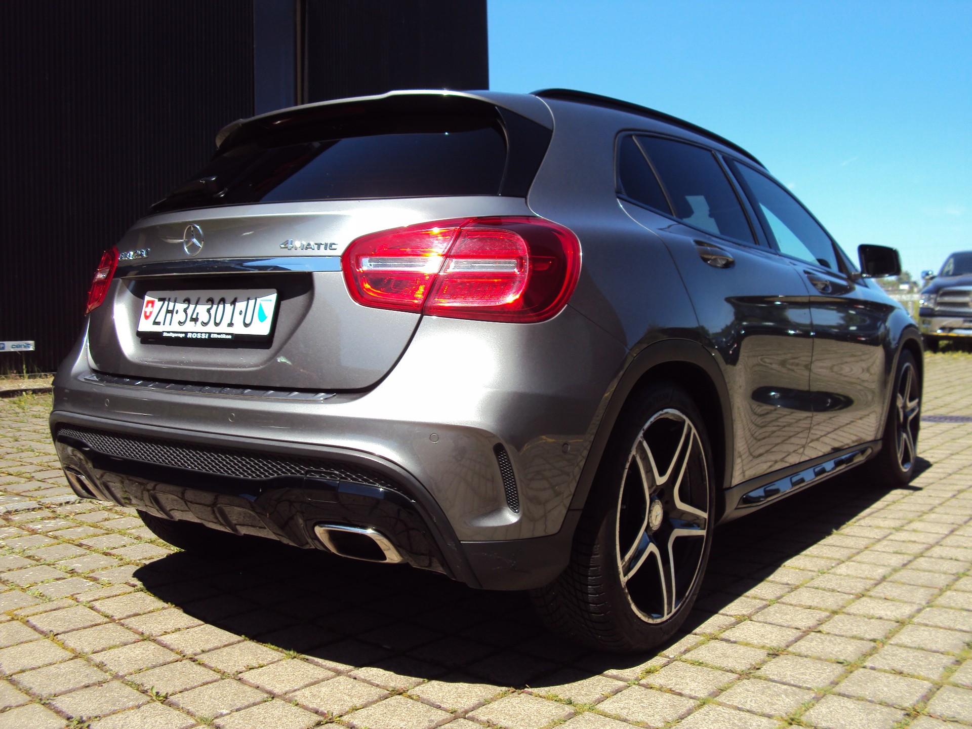 MERCEDES-BENZ GLA 250 AMG Line 4Matic 7G-DCT-image-4