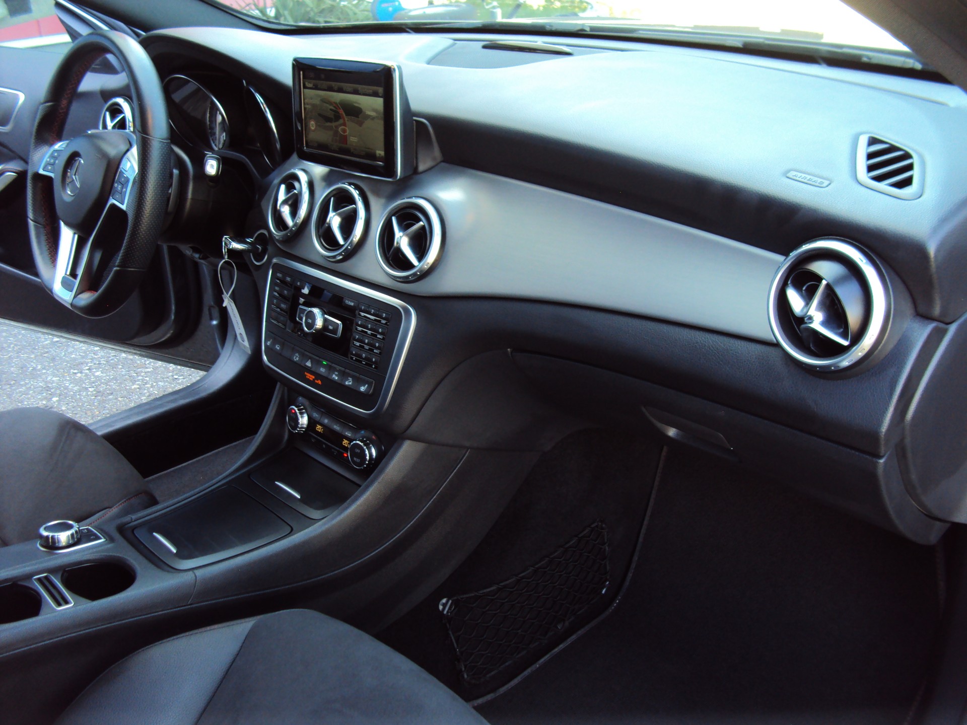 MERCEDES-BENZ GLA 250 AMG Line 4Matic 7G-DCT-image-12