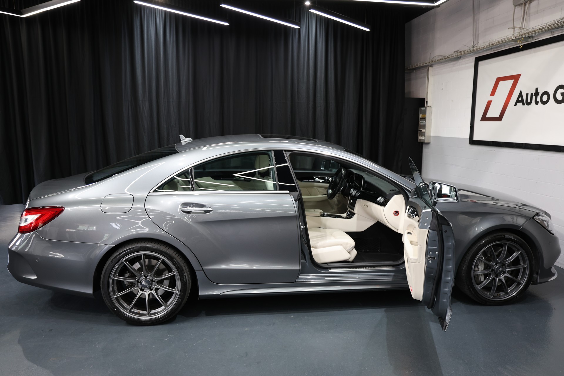 MERCEDES-BENZ CLS 500 4Matic 9G-Tronic VOLL OZ Pano H&K-showroom-element-1