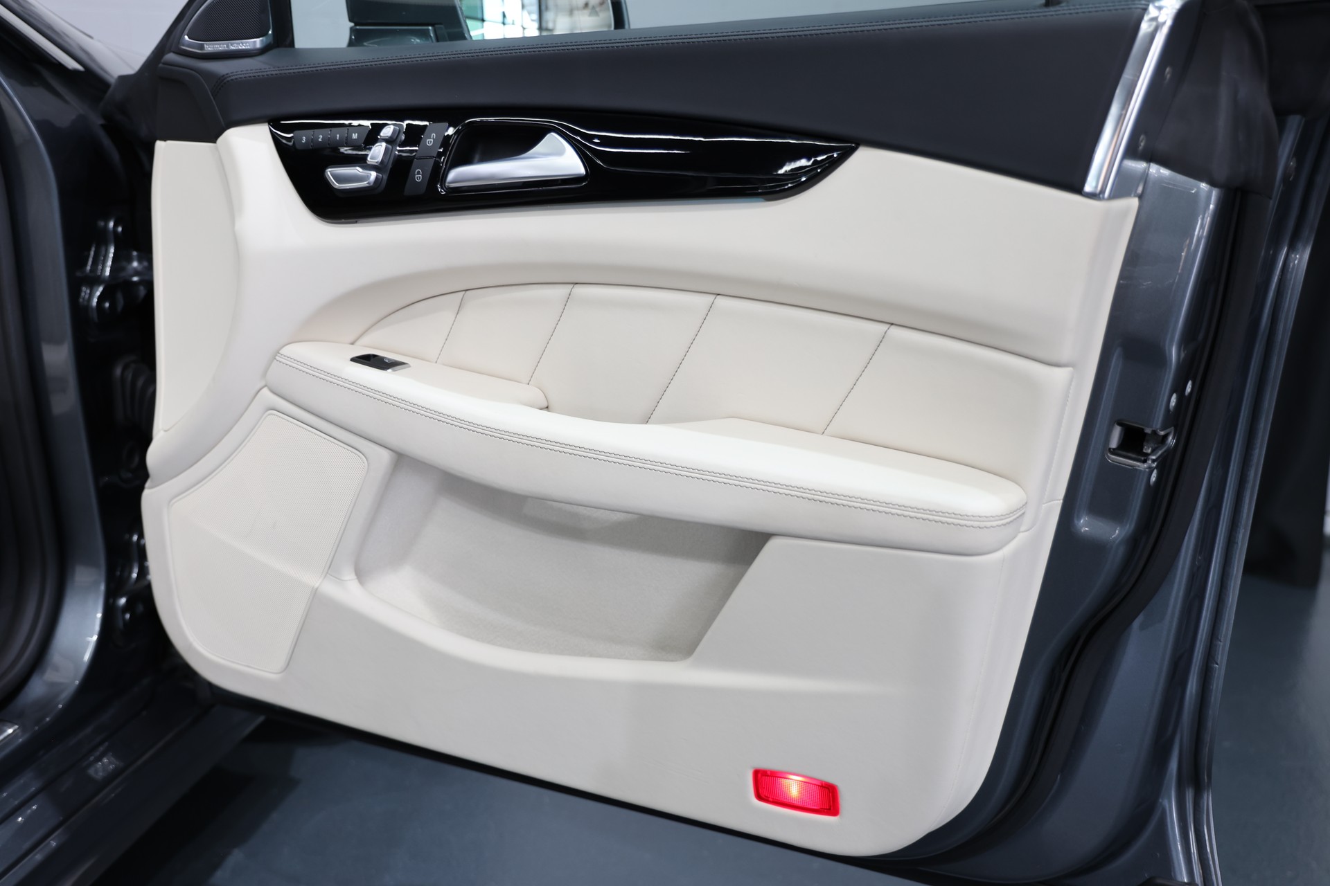MERCEDES-BENZ CLS 500 4Matic 9G-Tronic VOLL OZ Pano H&K-image-19