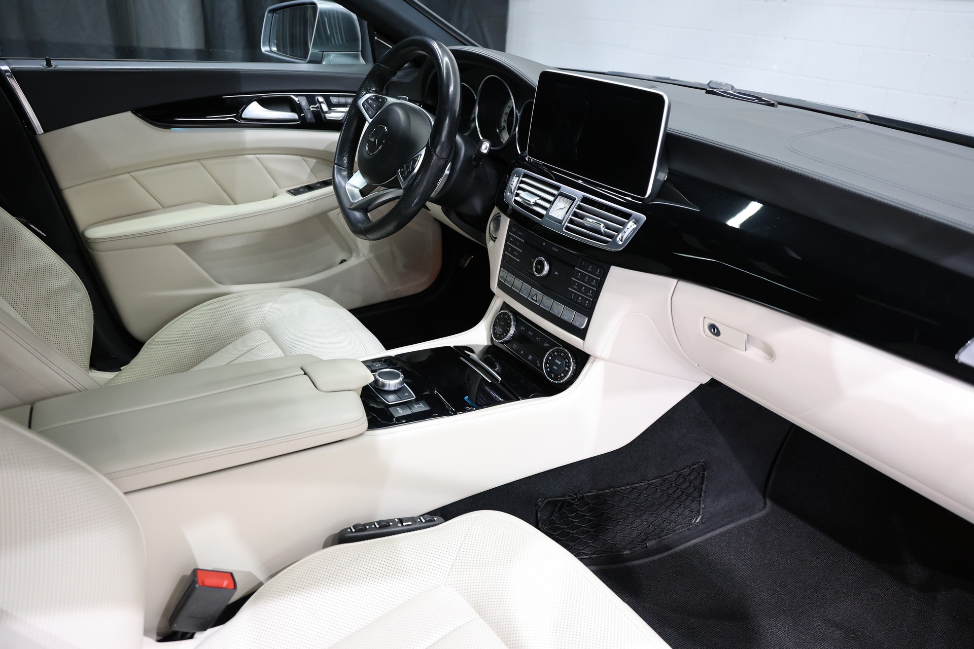 MERCEDES-BENZ CLS 500 4Matic 9G-Tronic VOLL OZ Pano H&K-image-8