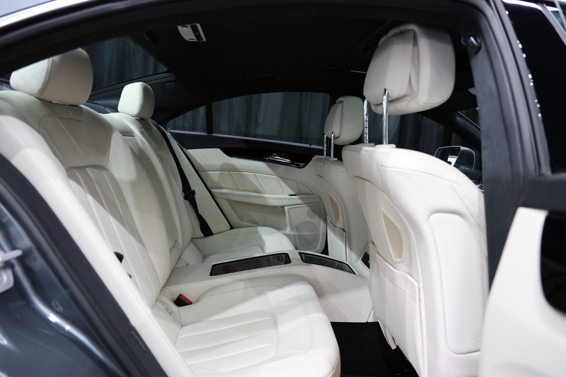 MERCEDES-BENZ CLS 500 4Matic 9G-Tronic VOLL OZ Pano H&K-image-16