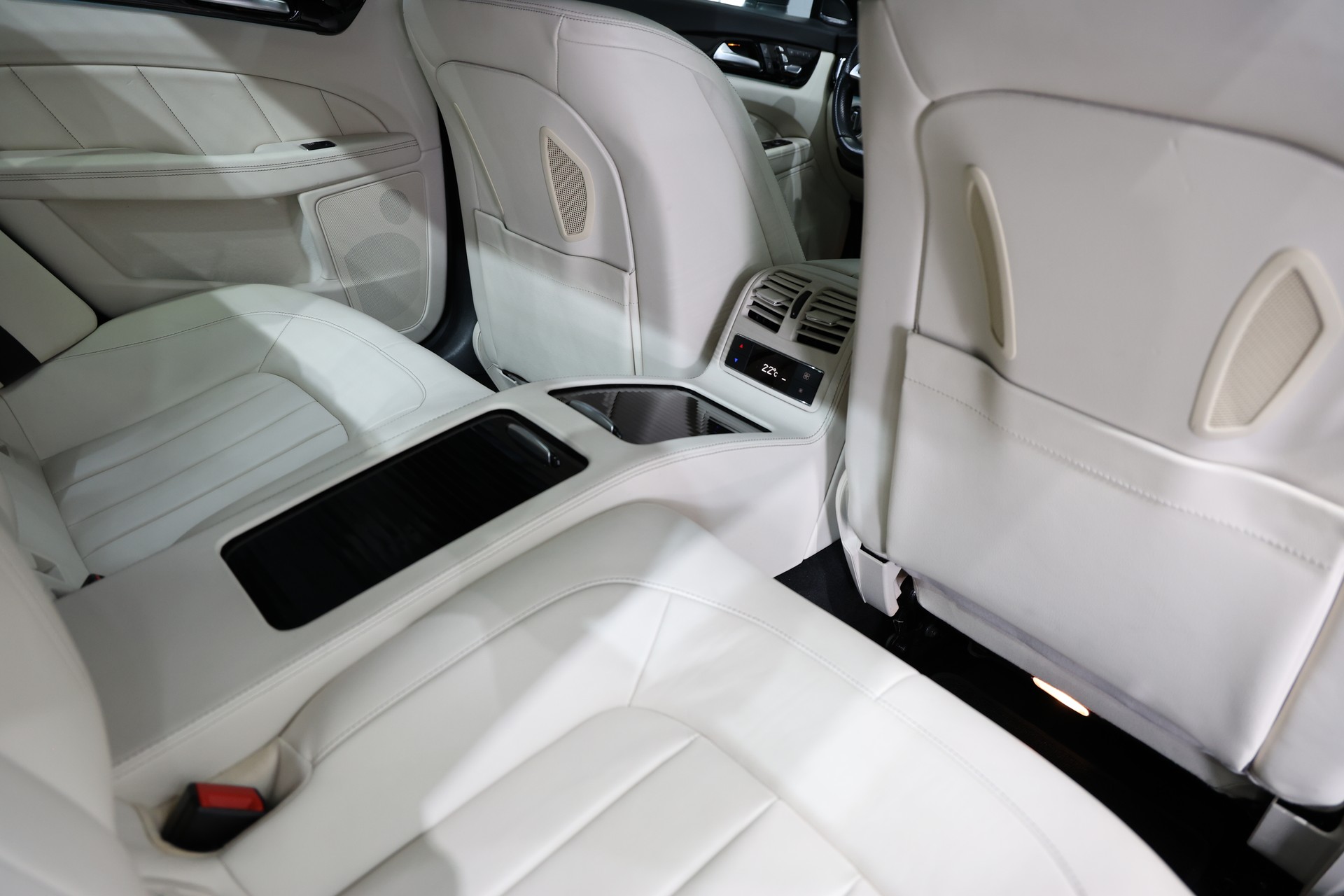 MERCEDES-BENZ CLS 500 4Matic 9G-Tronic VOLL OZ Pano H&K-image-17
