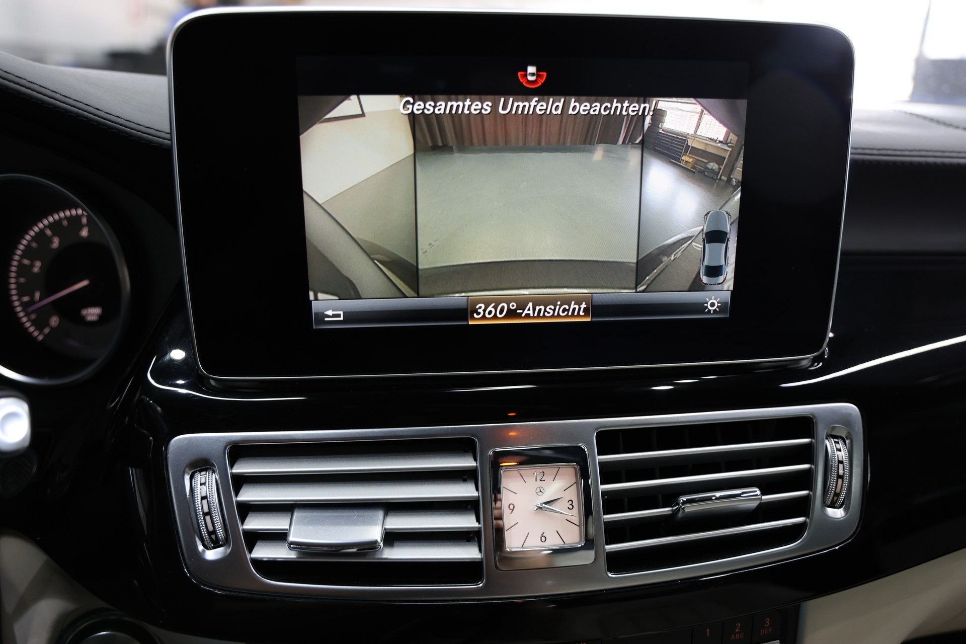 MERCEDES-BENZ CLS 500 4Matic 9G-Tronic VOLL OZ Pano H&K-image-24