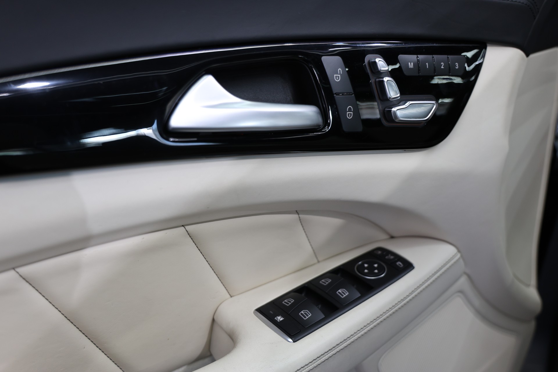 MERCEDES-BENZ CLS 500 4Matic 9G-Tronic VOLL OZ Pano H&K-image-13