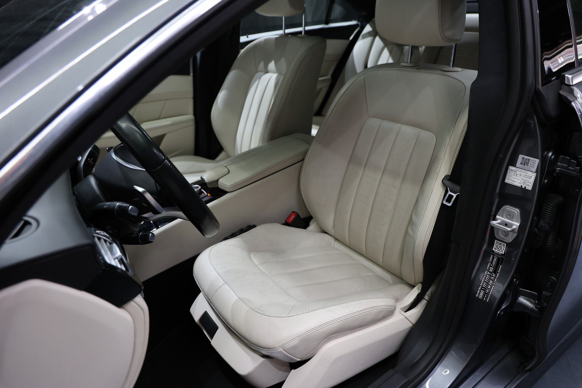 MERCEDES-BENZ CLS 500 4Matic 9G-Tronic VOLL OZ Pano H&K-image-21