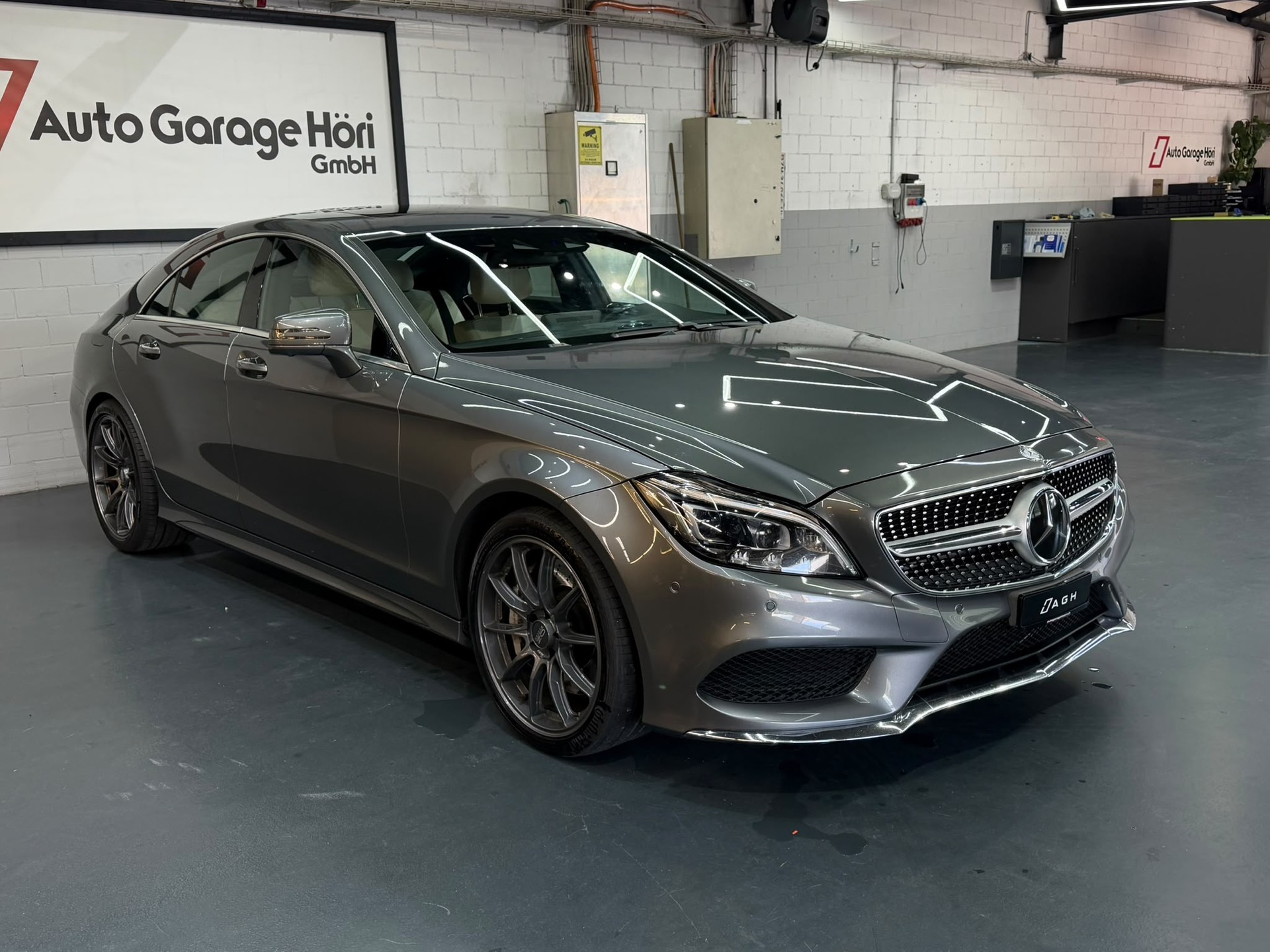 MERCEDES-BENZ CLS 500 4Matic 9G-Tronic VOLL OZ Pano H&K-showroom-element-2