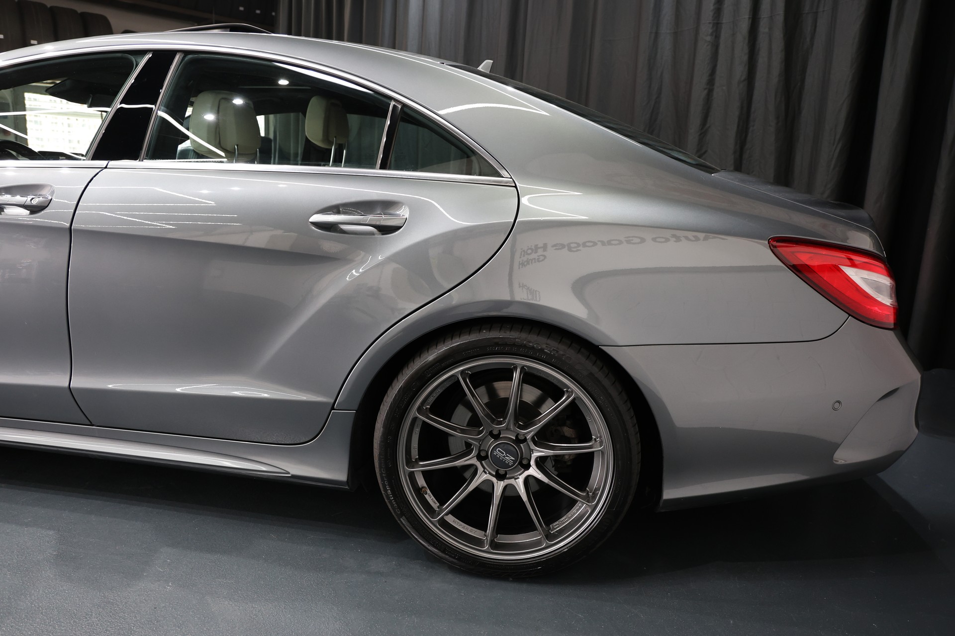 MERCEDES-BENZ CLS 500 4Matic 9G-Tronic VOLL OZ Pano H&K-image-25