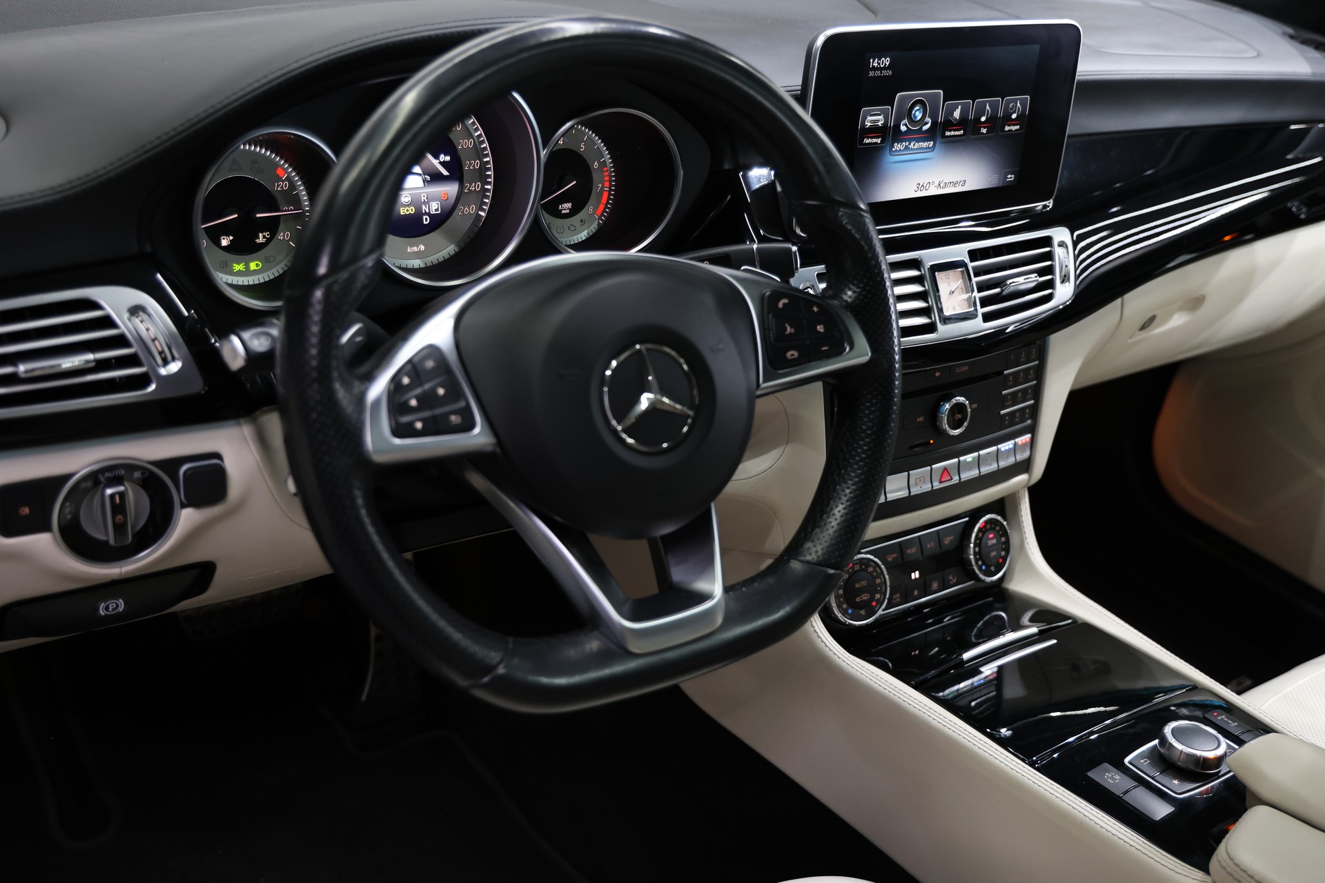 MERCEDES-BENZ CLS 500 4Matic 9G-Tronic VOLL OZ Pano H&K-image-12