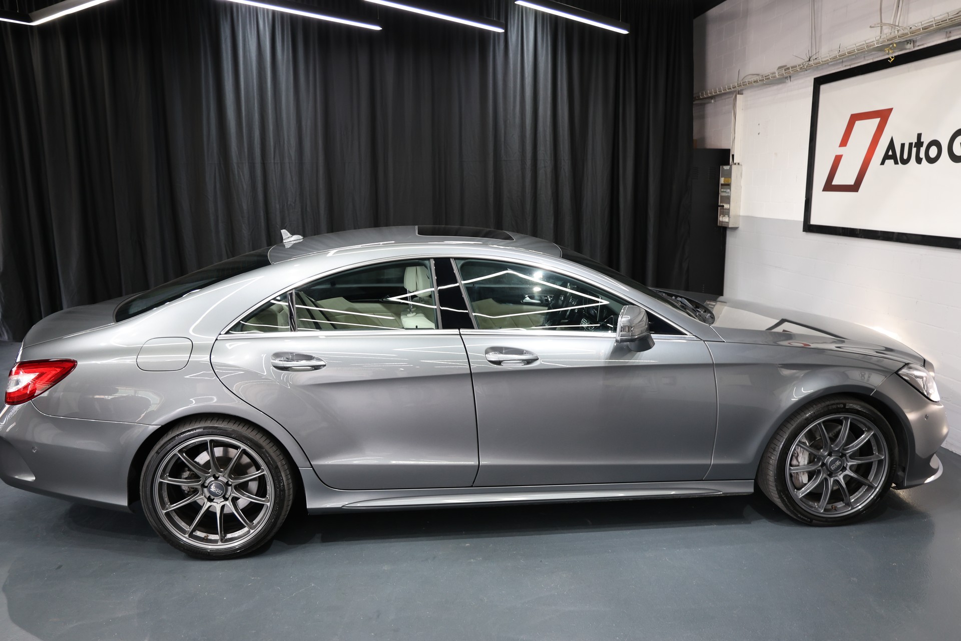 MERCEDES-BENZ CLS 500 4Matic 9G-Tronic VOLL OZ Pano H&K-image-6