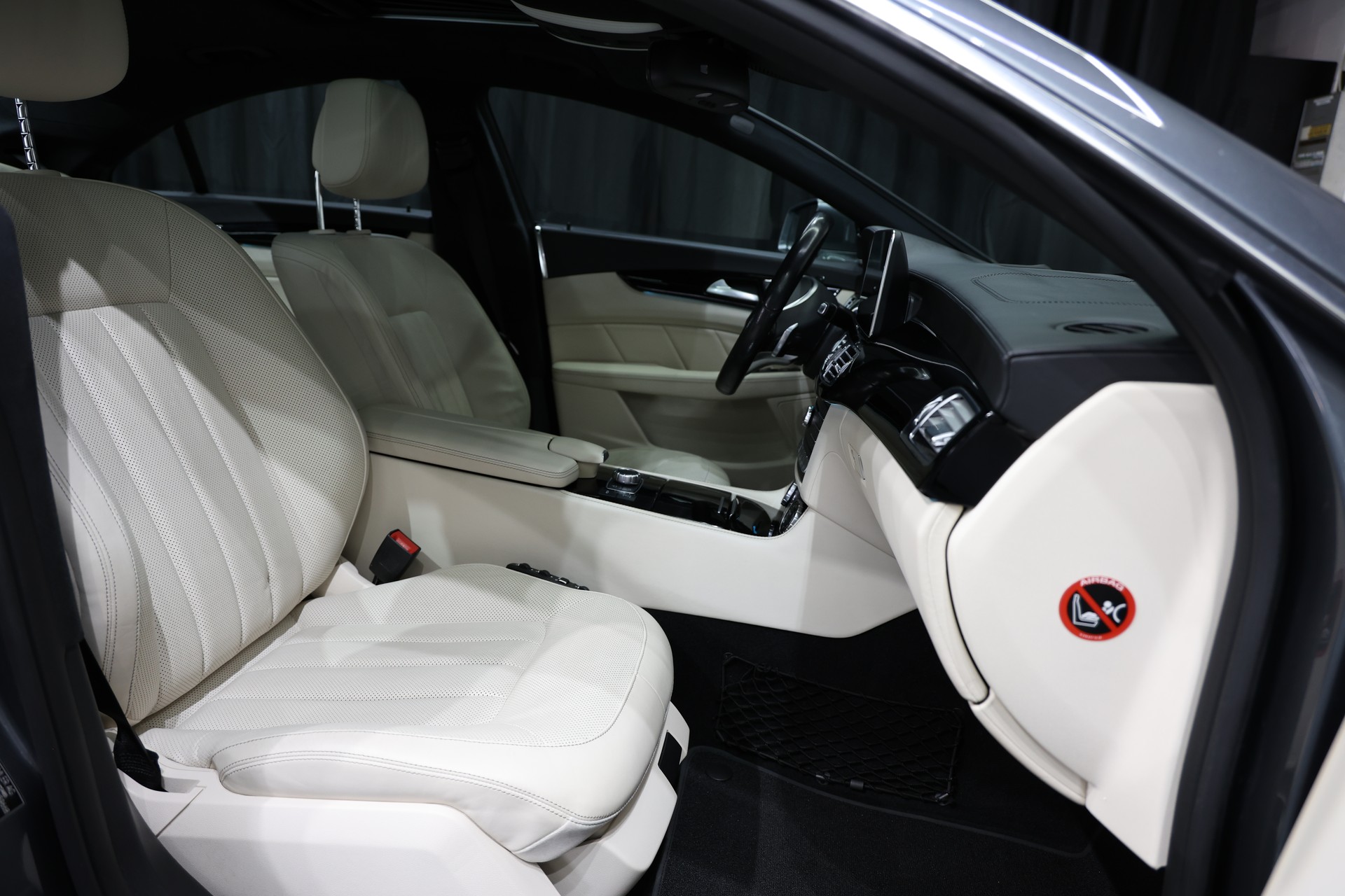 MERCEDES-BENZ CLS 500 4Matic 9G-Tronic VOLL OZ Pano H&K-showroom-element-3