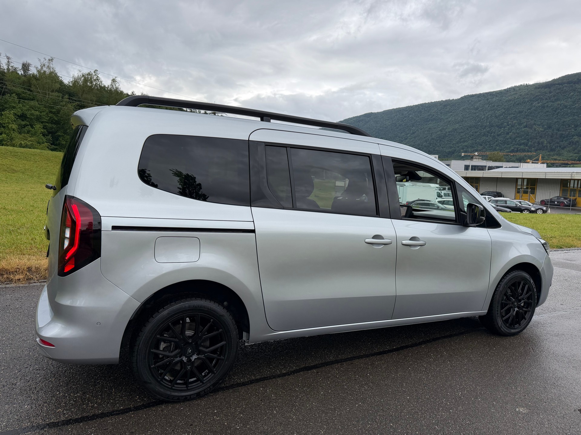 RENAULT "GRAND KANGOO" 1.3 TCe 130 PF TECHNO EDC. CH WAGEN. AUTOMAT. MIT 7 SITZE. LANGER RADSTAND. NUR 6`800 KM !!-image-25