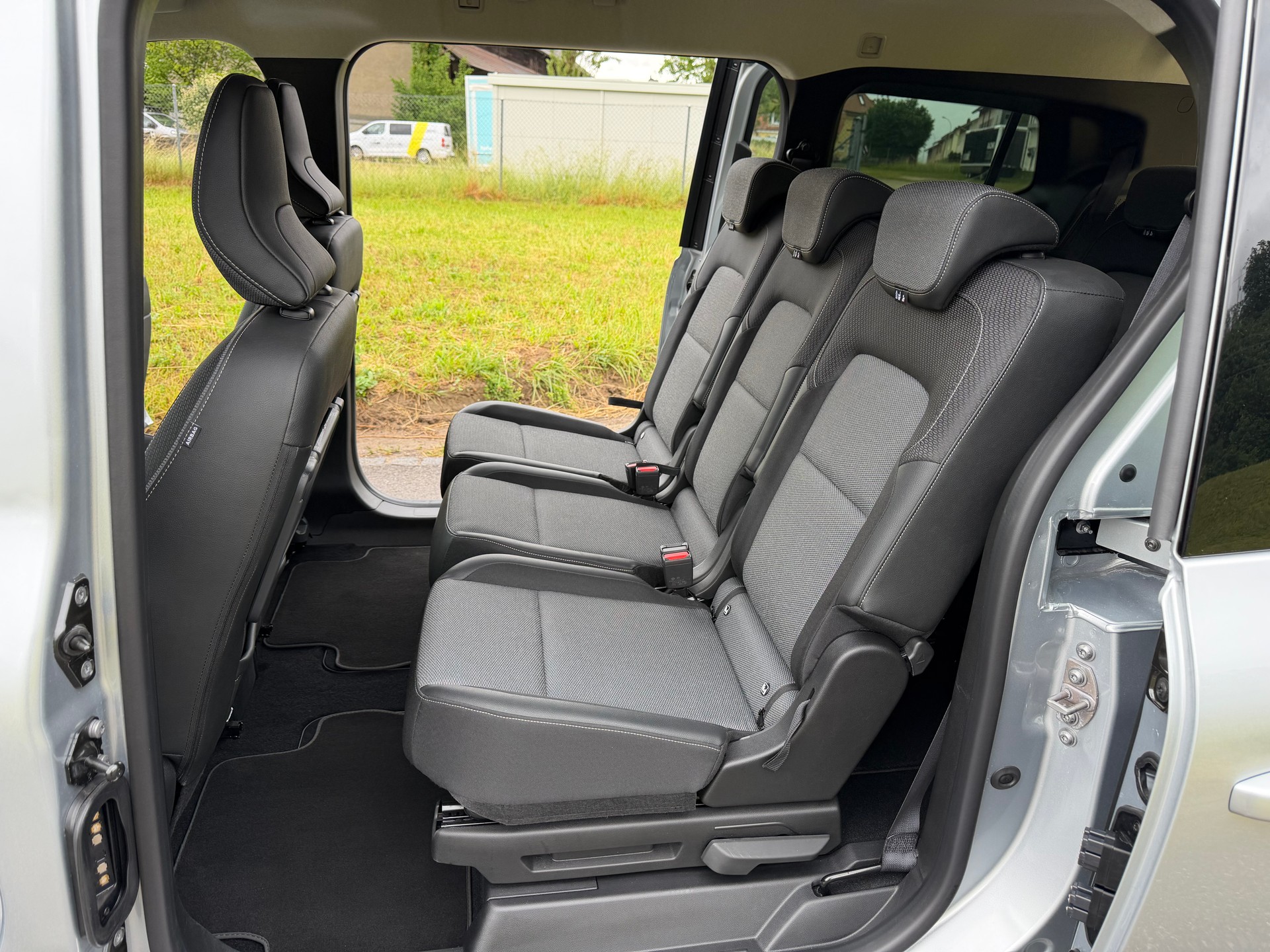 RENAULT "GRAND KANGOO" 1.3 TCe 130 PF TECHNO EDC. CH WAGEN. AUTOMAT. MIT 7 SITZE. LANGER RADSTAND. NUR 6`800 KM !!-image-4
