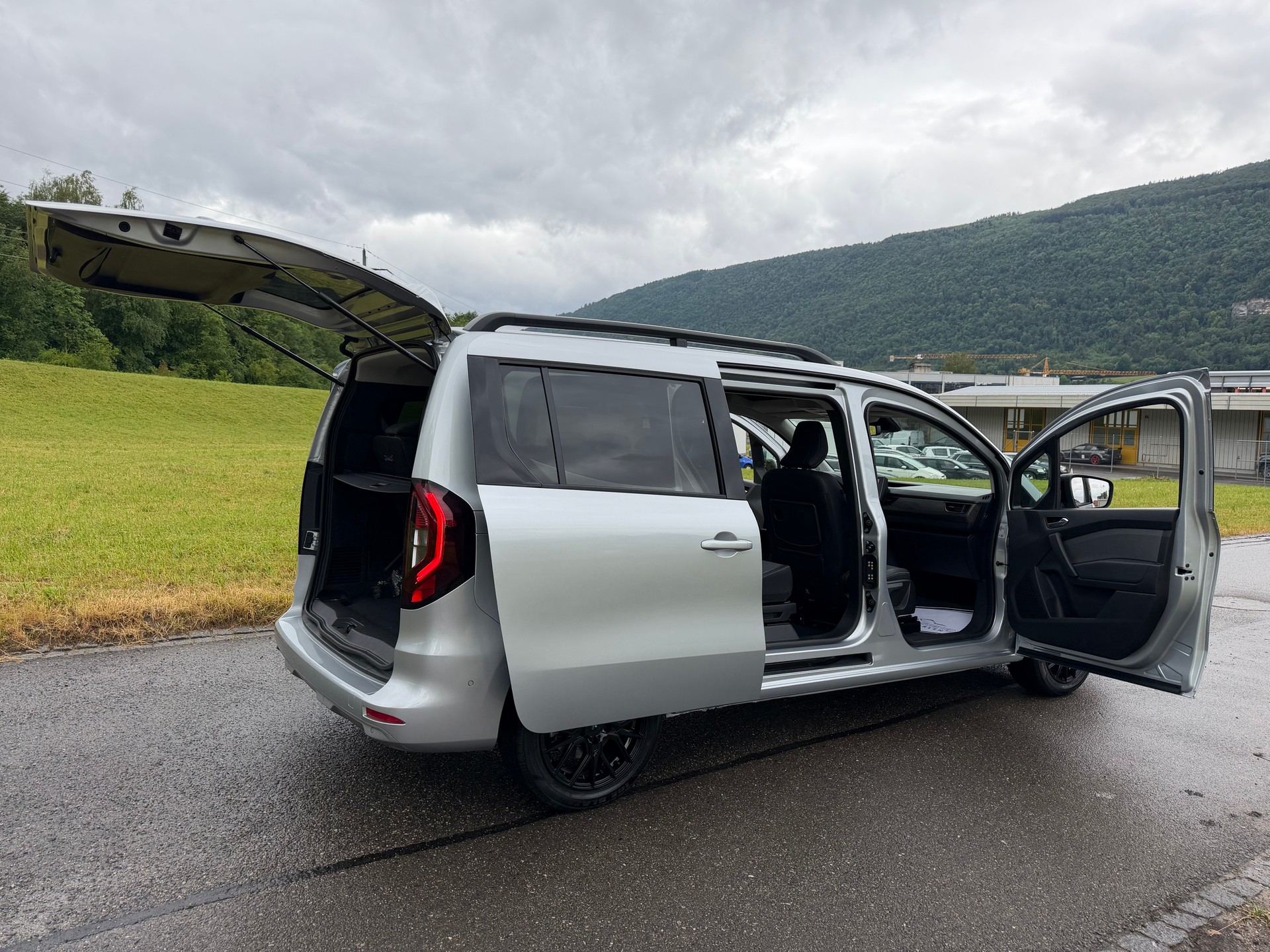 RENAULT "GRAND KANGOO" 1.3 TCe 130 PF TECHNO EDC. CH WAGEN. AUTOMAT. MIT 7 SITZE. LANGER RADSTAND. NUR 6`800 KM !!-image-15