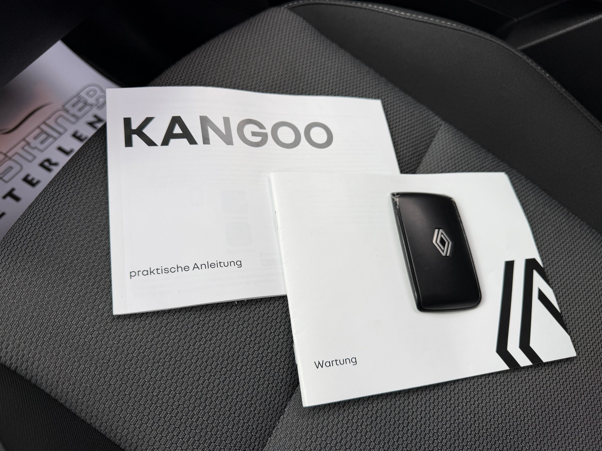 RENAULT "GRAND KANGOO" 1.3 TCe 130 PF TECHNO EDC. CH WAGEN. AUTOMAT. MIT 7 SITZE. LANGER RADSTAND. NUR 6`800 KM !!-image-35