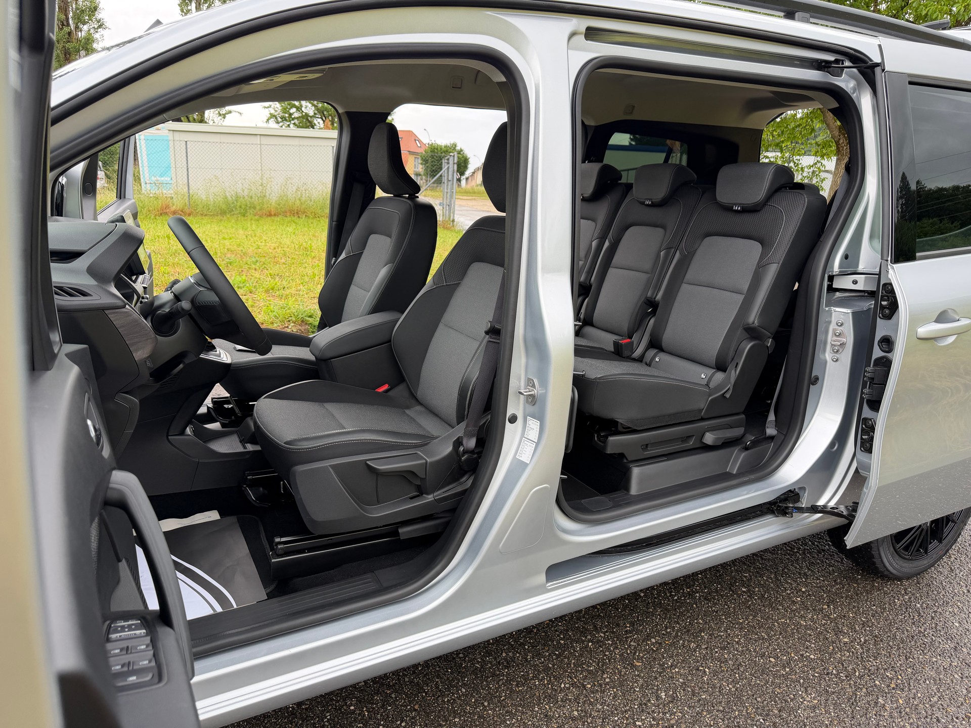 RENAULT "GRAND KANGOO" 1.3 TCe 130 PF TECHNO EDC. CH WAGEN. AUTOMAT. MIT 7 SITZE. LANGER RADSTAND. NUR 6`800 KM !!-showroom-element-3