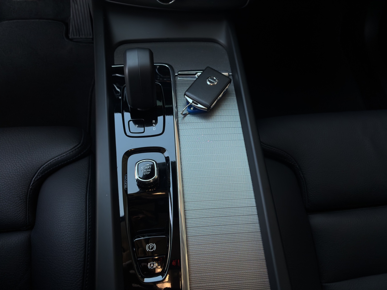 VOLVO XC60 2.0 B4 MH Plus Dark AWD-image-17