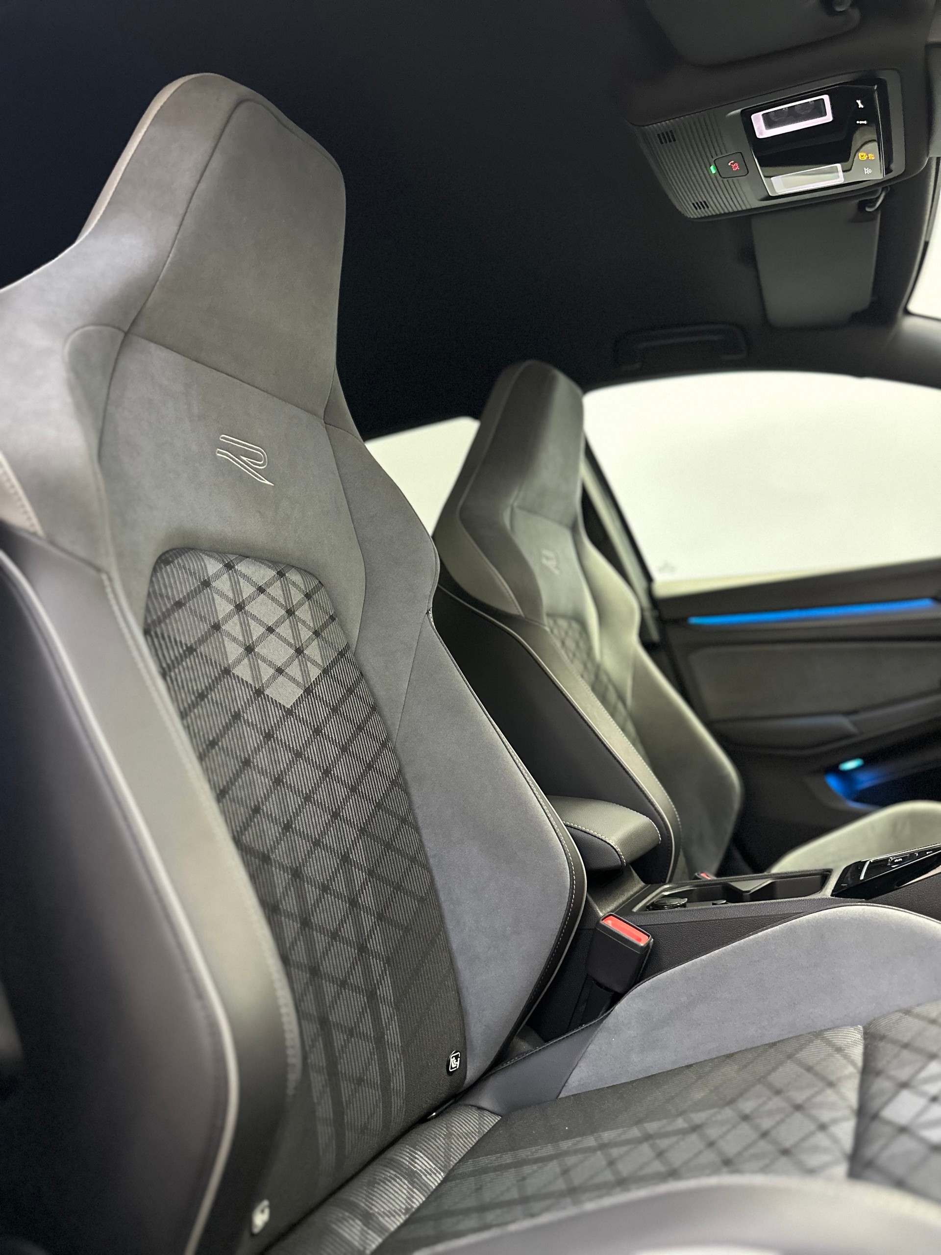 VW Golf 2.0 TDI R-Line DSG 4Motion-image-17