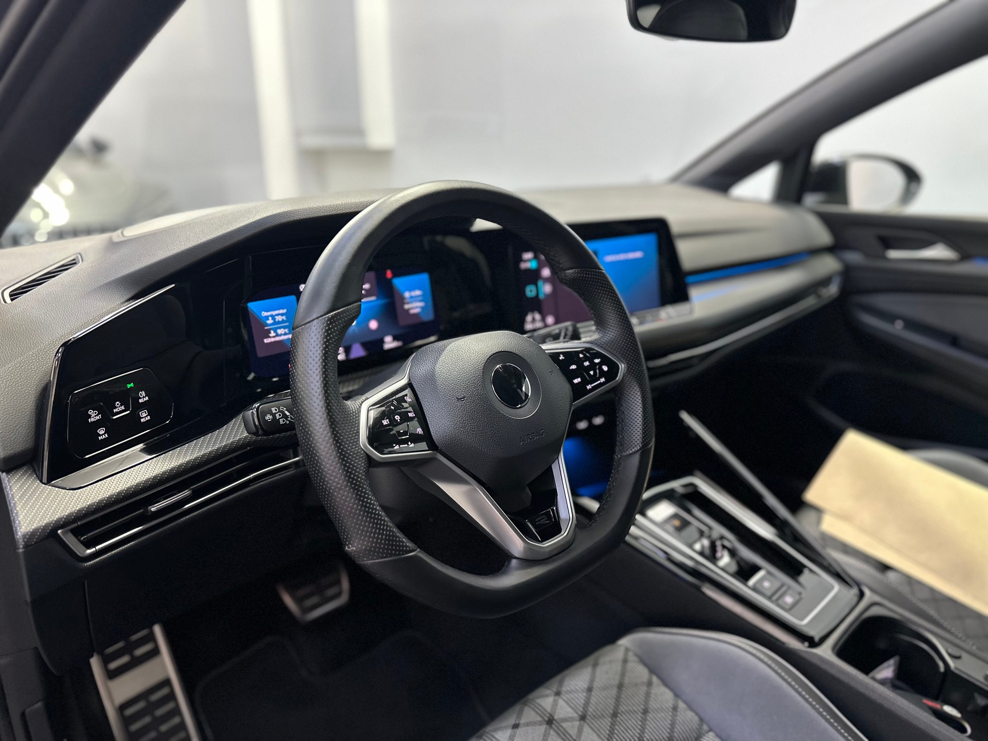 VW Golf 2.0 TDI R-Line DSG 4Motion-image-12