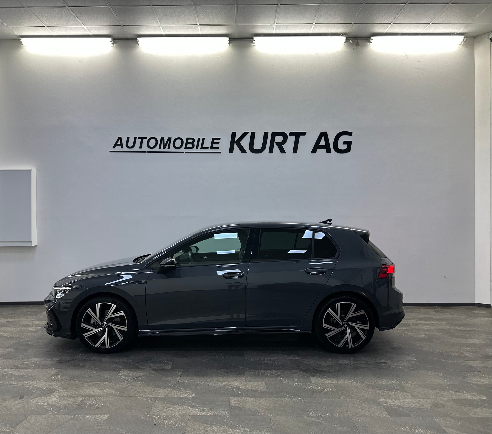 VW Golf 2.0 TDI R-Line DSG 4Motion-showroom-element-2