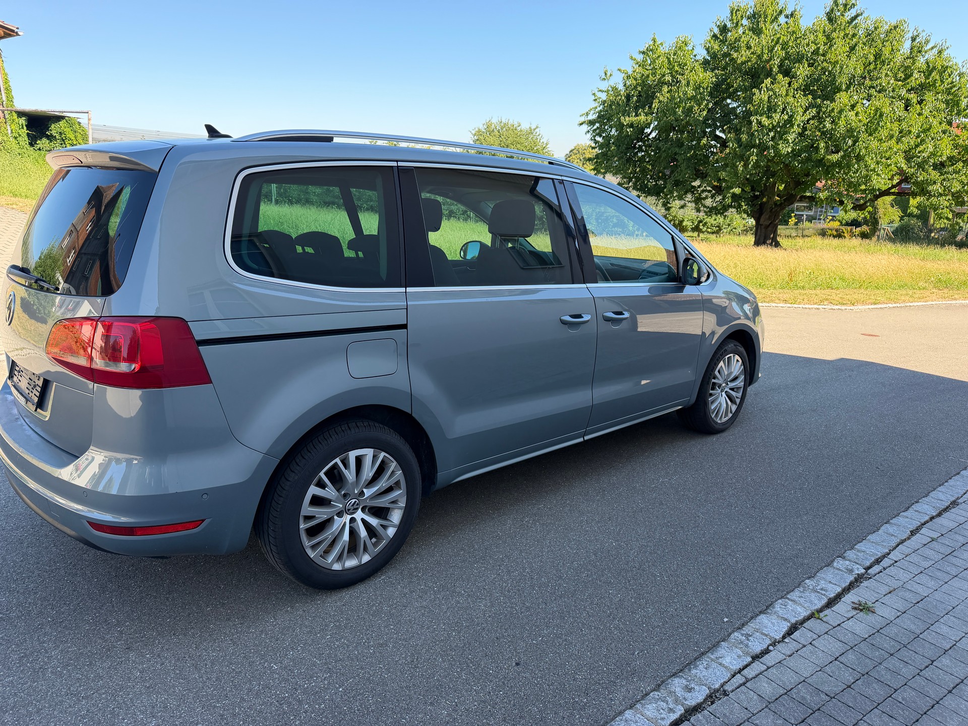 VW Sharan 2.0 TDI BlueMotion Technology Design DSG-image-8