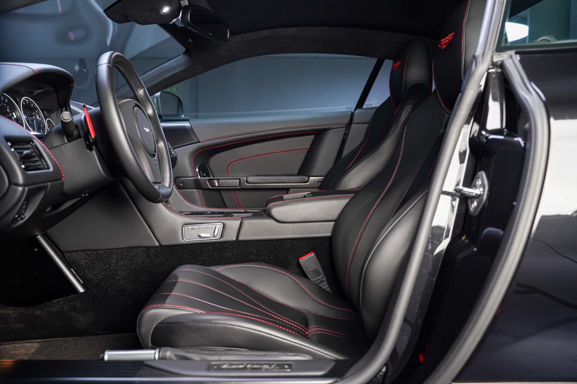 ASTON MARTIN DB9 Volante Carbon Black Touchtronic 2-image-11