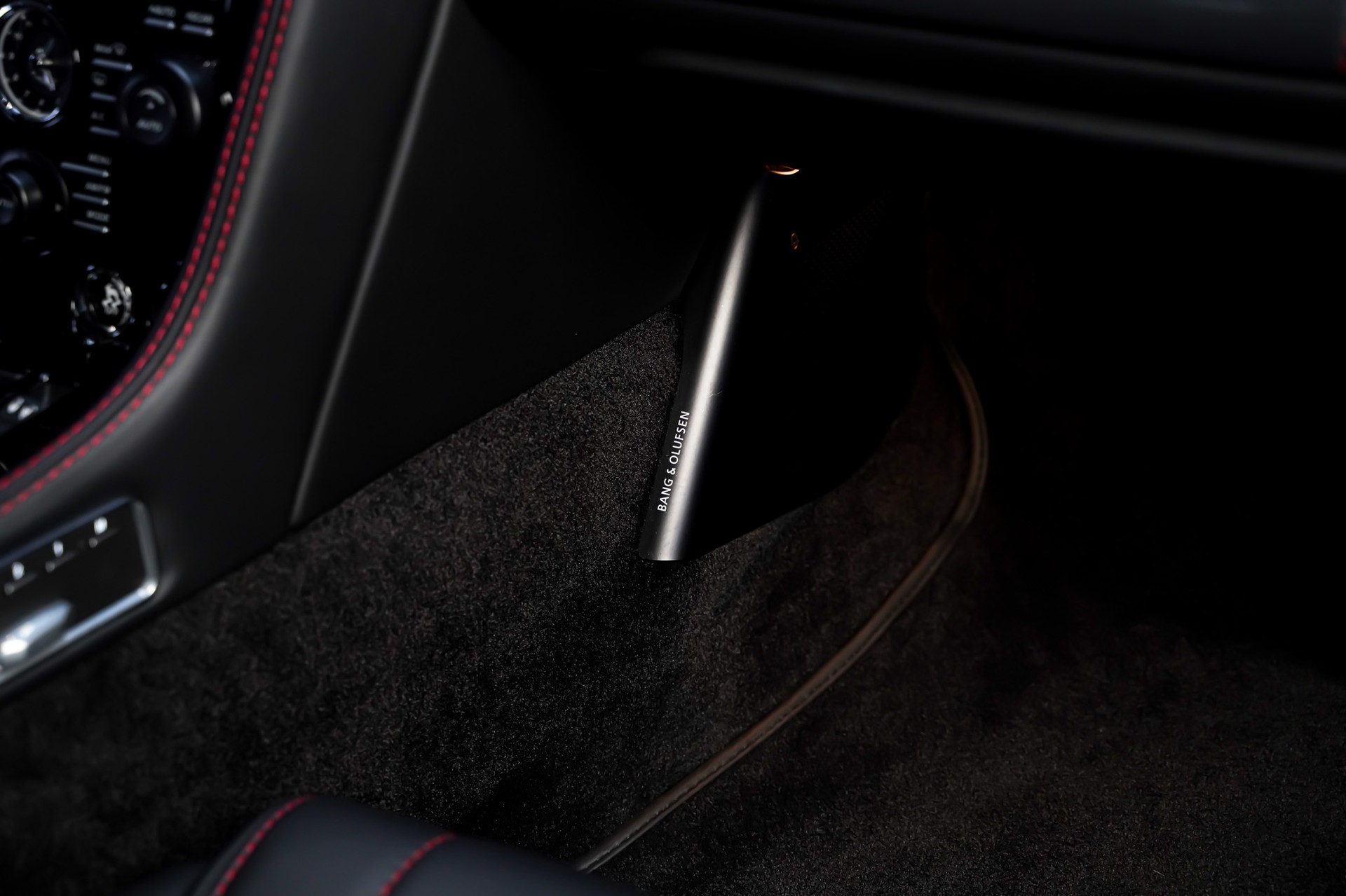ASTON MARTIN DB9 Volante Carbon Black Touchtronic 2-image-18