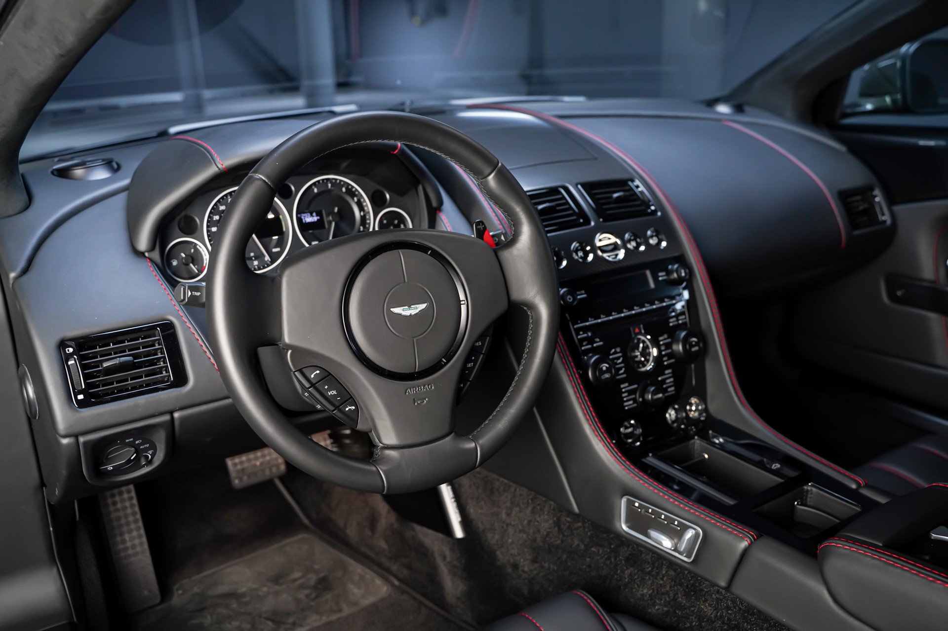 ASTON MARTIN DB9 Volante Carbon Black Touchtronic 2-image-10