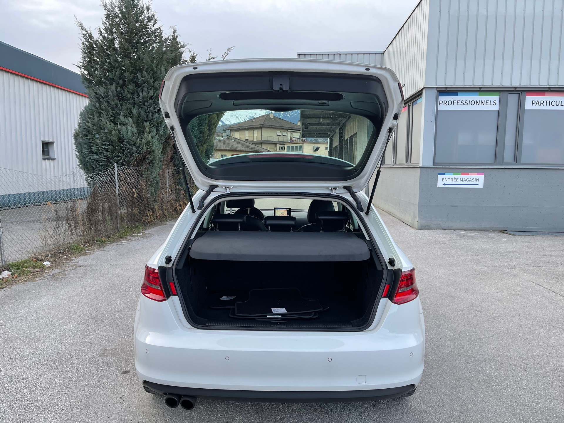 AUDI A3 Sportback 1.8 TFSI Ambiente S-tronic-image-14