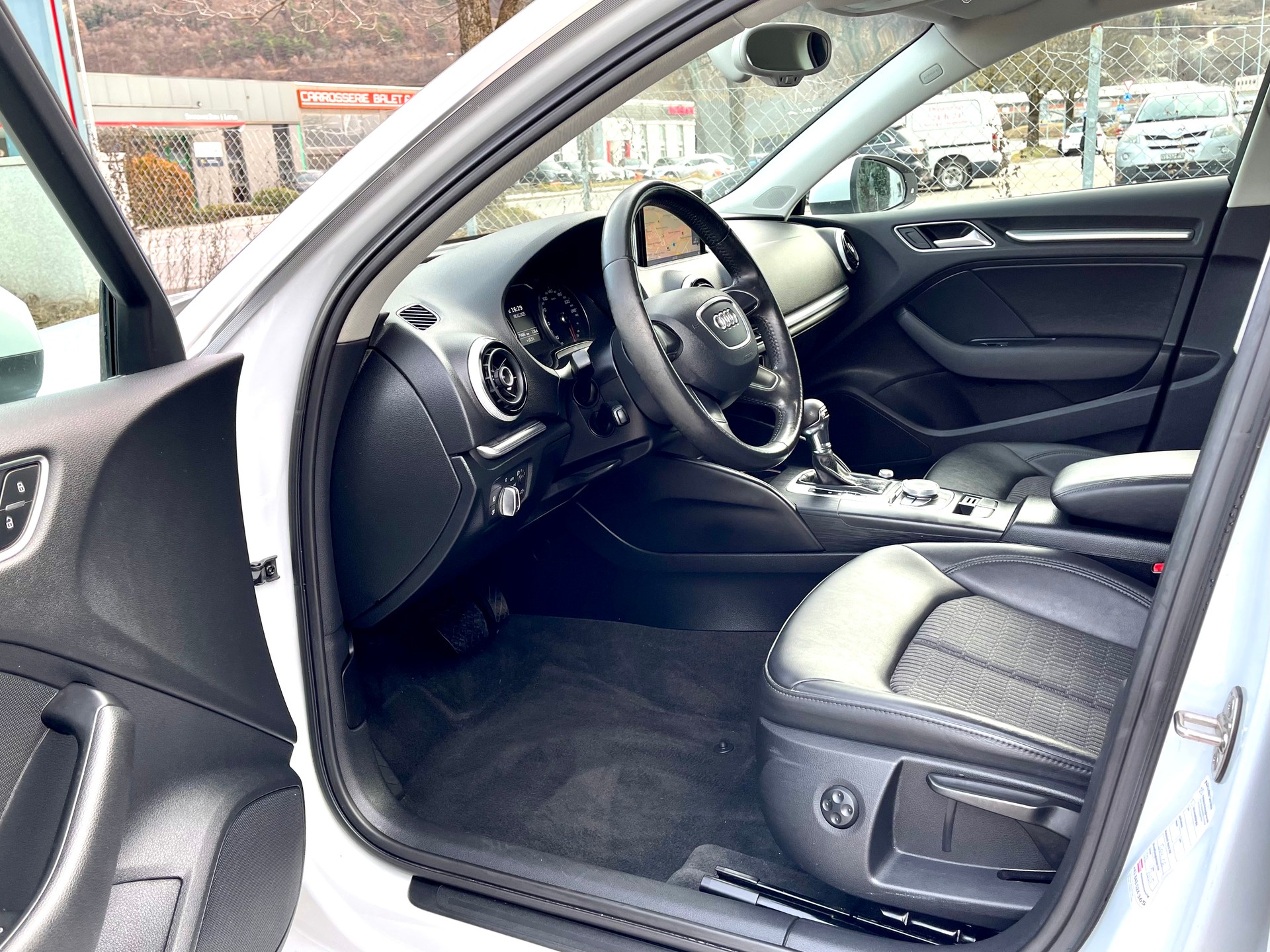 AUDI A3 Sportback 1.8 TFSI Ambiente S-tronic-image-10