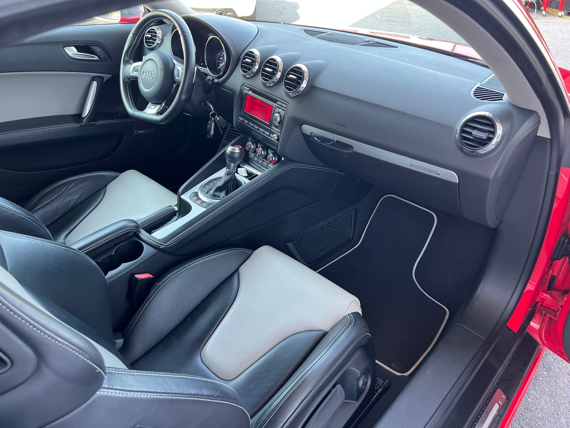 AUDI TTS Coupé 2.0 TFSI S- Line 4x4 S-tronic *** Navi * Leder * 8 fachbereift * mit frisch ab MFK ***-image-16