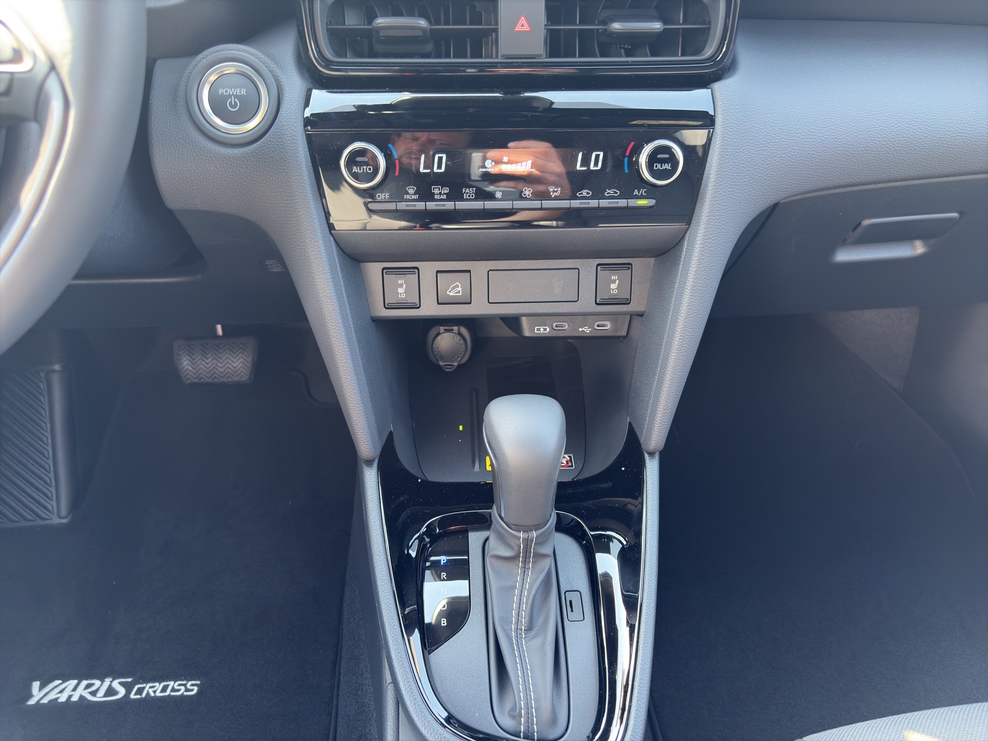 TOYOTA Yaris Cross 1.5 Premium AWDi e-CVT-image-12