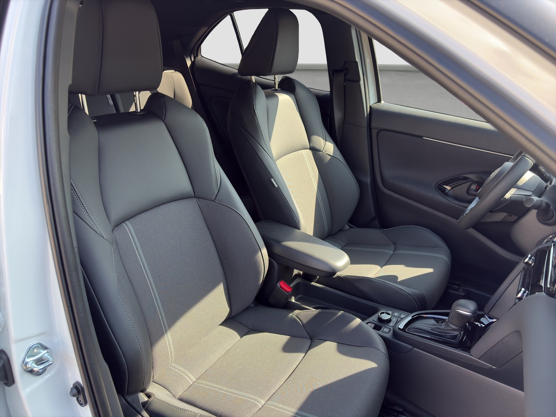 TOYOTA Yaris Cross 1.5 Premium AWDi e-CVT-image-15