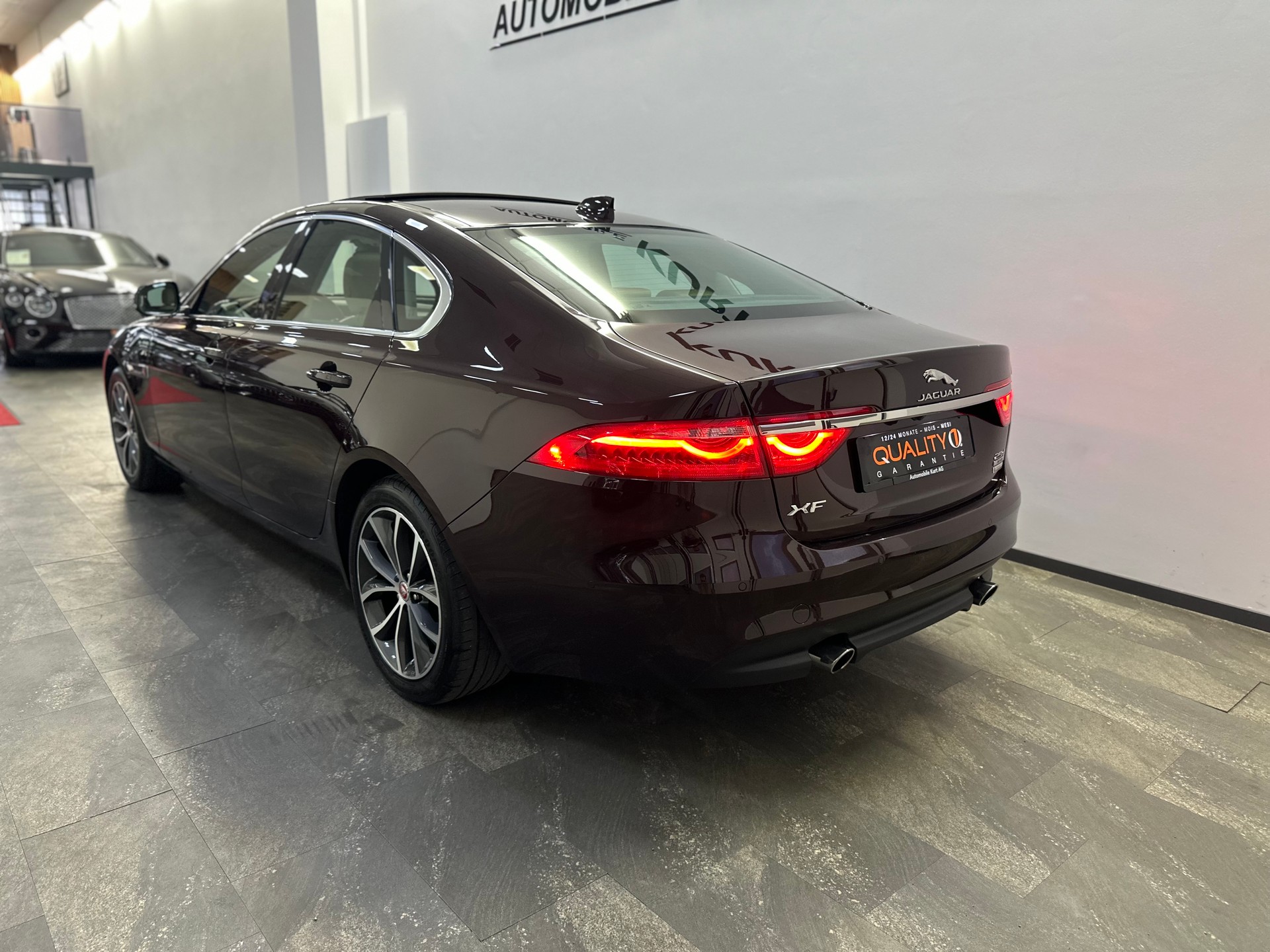 JAGUAR XF 25d Prestige AWD Automatic-showroom-element-3
