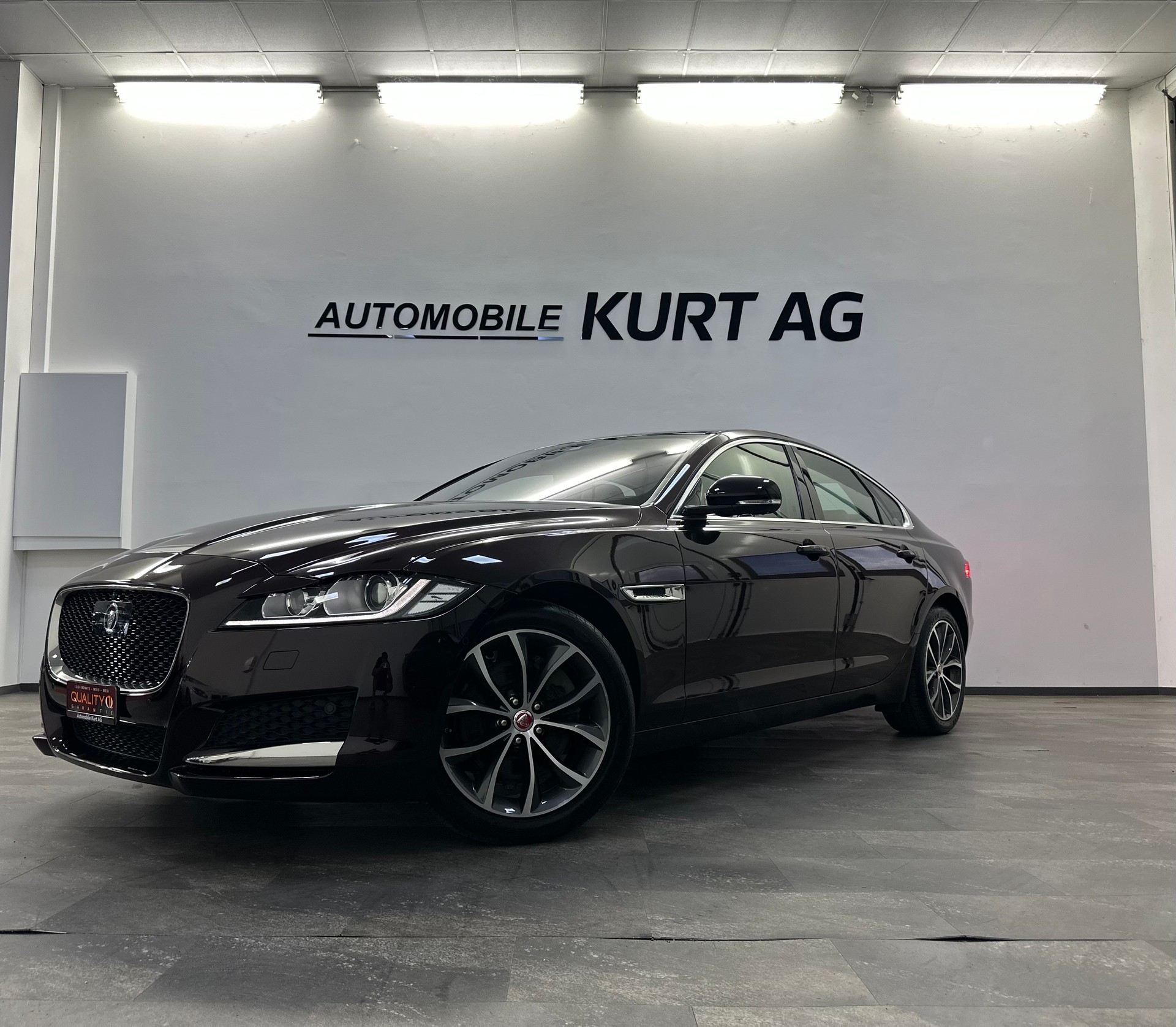 JAGUAR XF 25d Prestige AWD Automatic-showroom-element-1