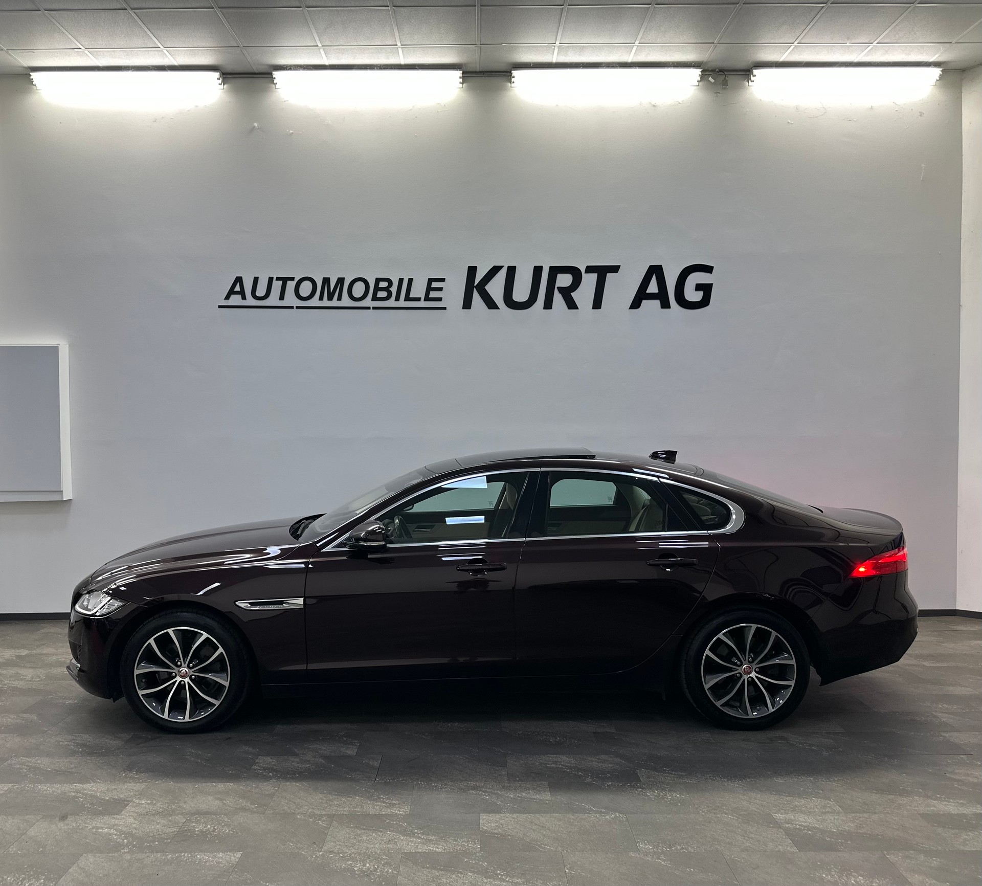 JAGUAR XF 25d Prestige AWD Automatic-showroom-element-2