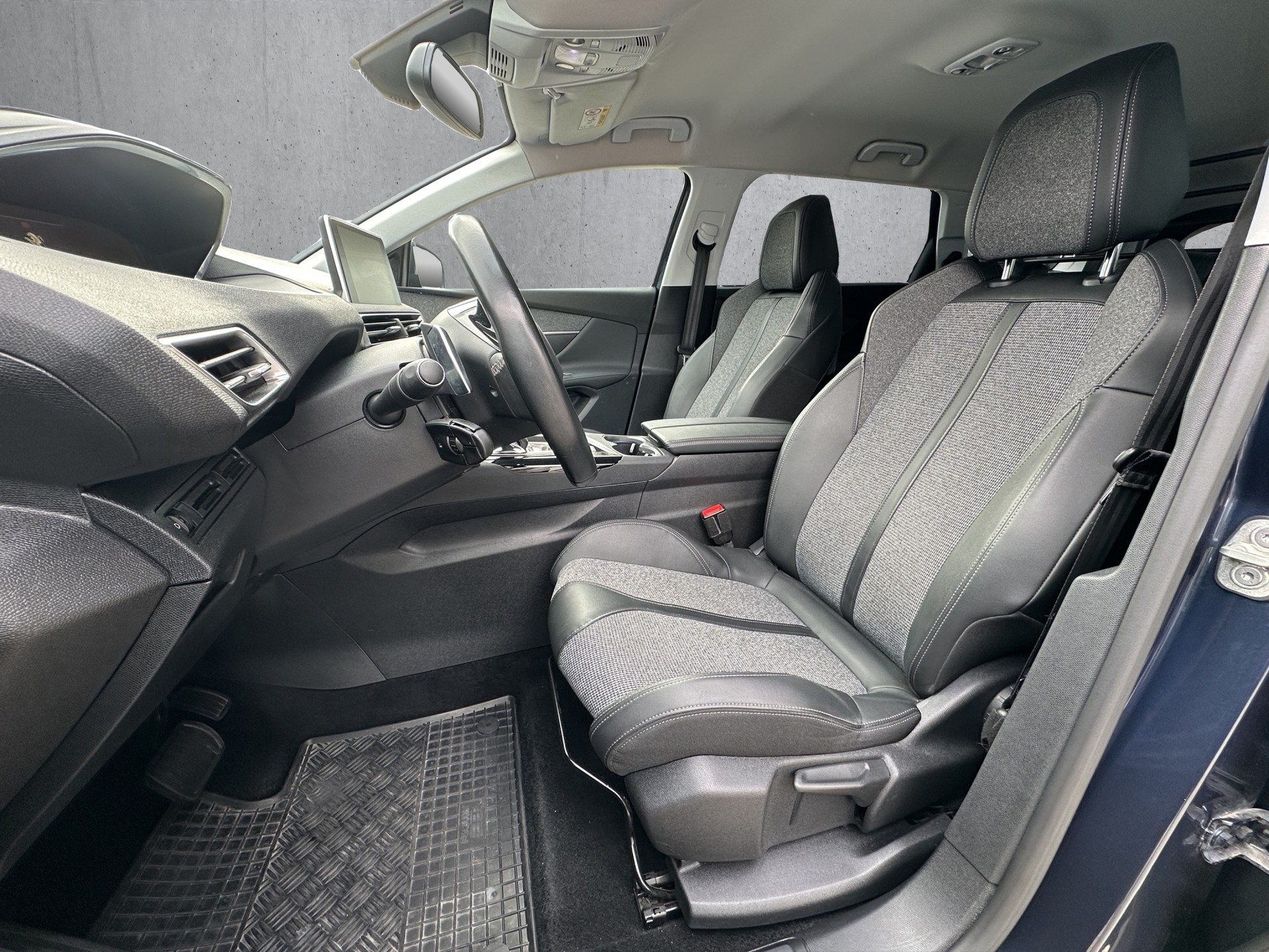 PEUGEOT 5008 1.5 BlueHDi Allure-image-9