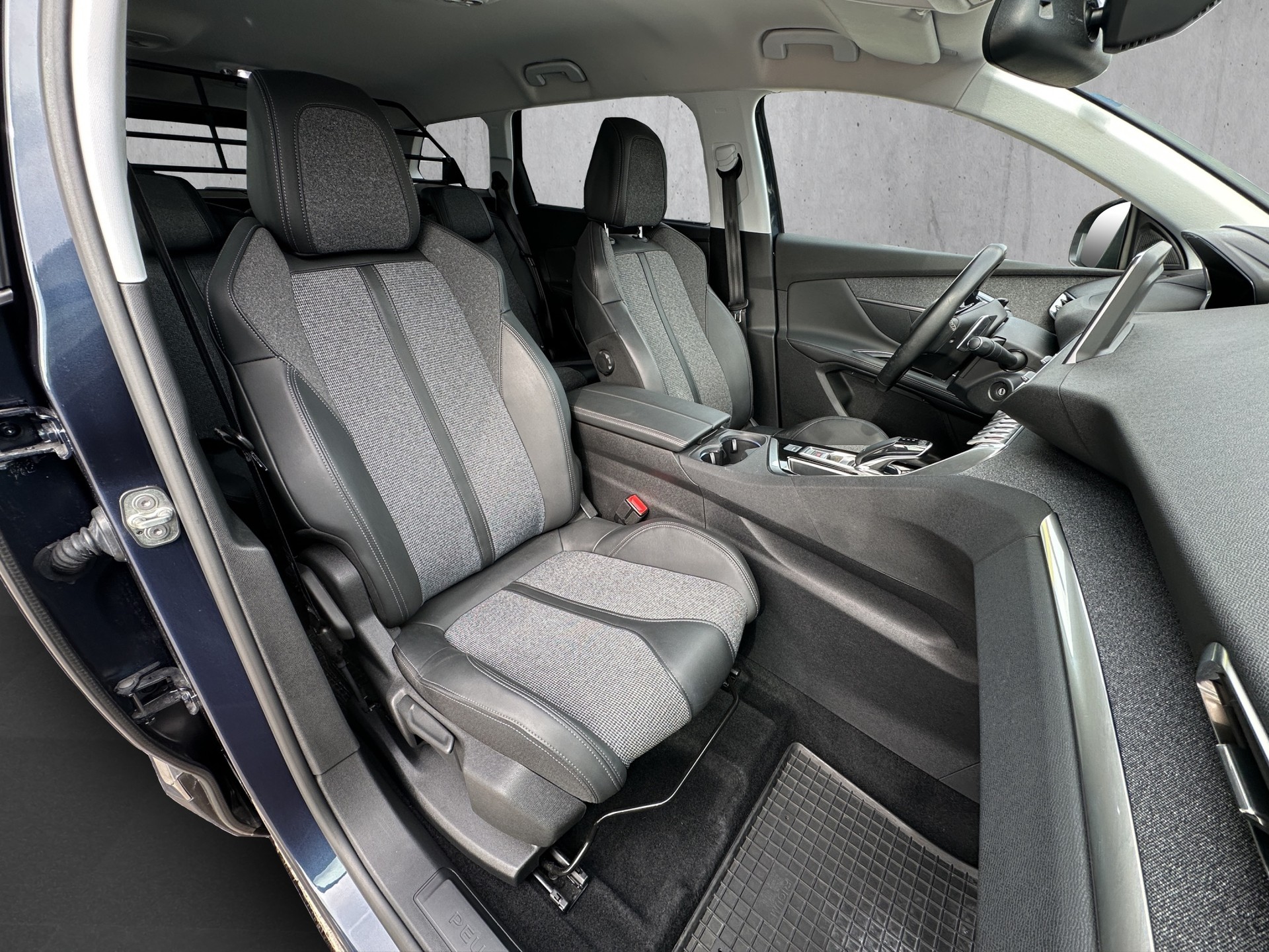 PEUGEOT 5008 1.5 BlueHDi Allure-image-12